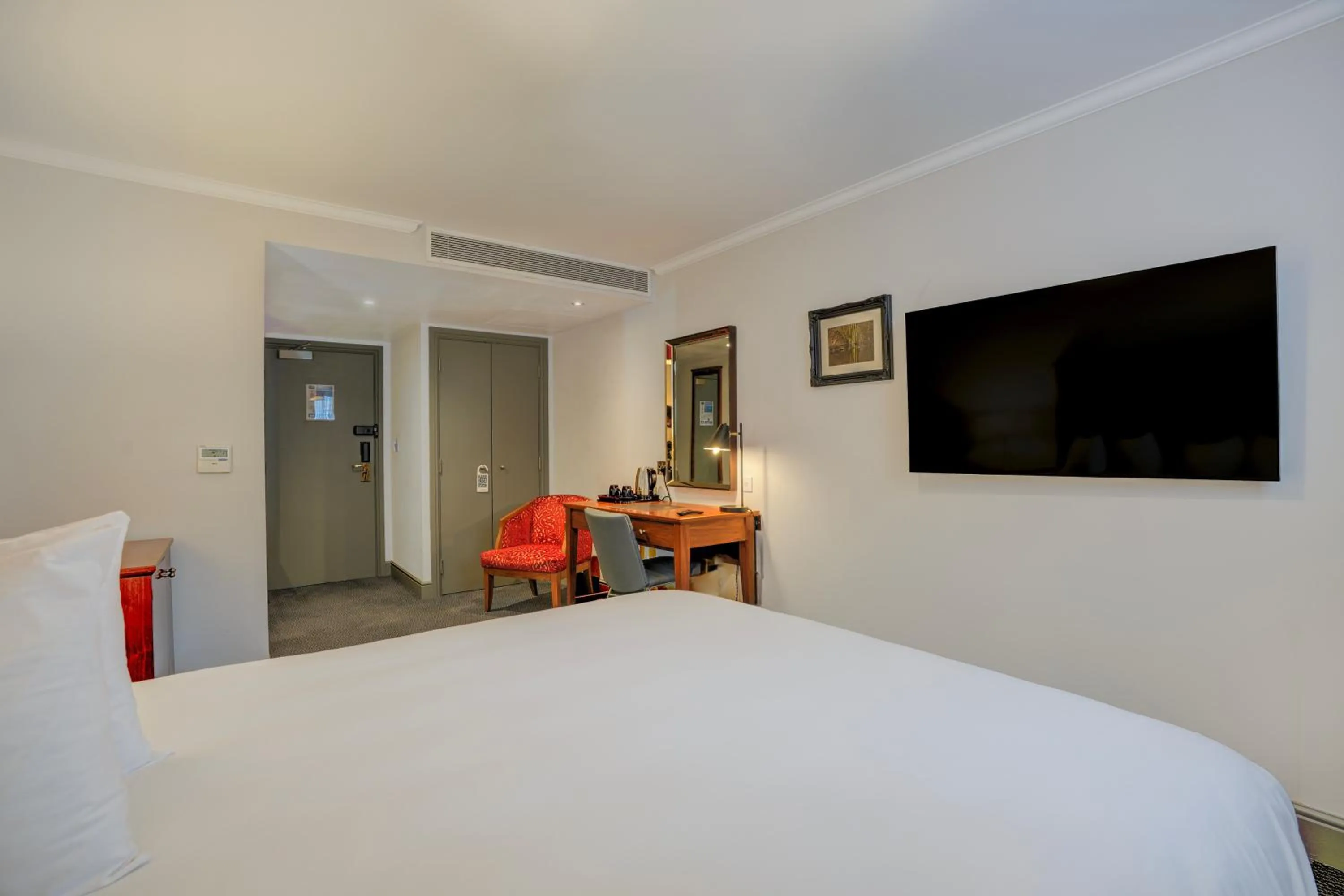 Bedroom, Bed in Sunday London Staines-upon-Thames Heathrow T5