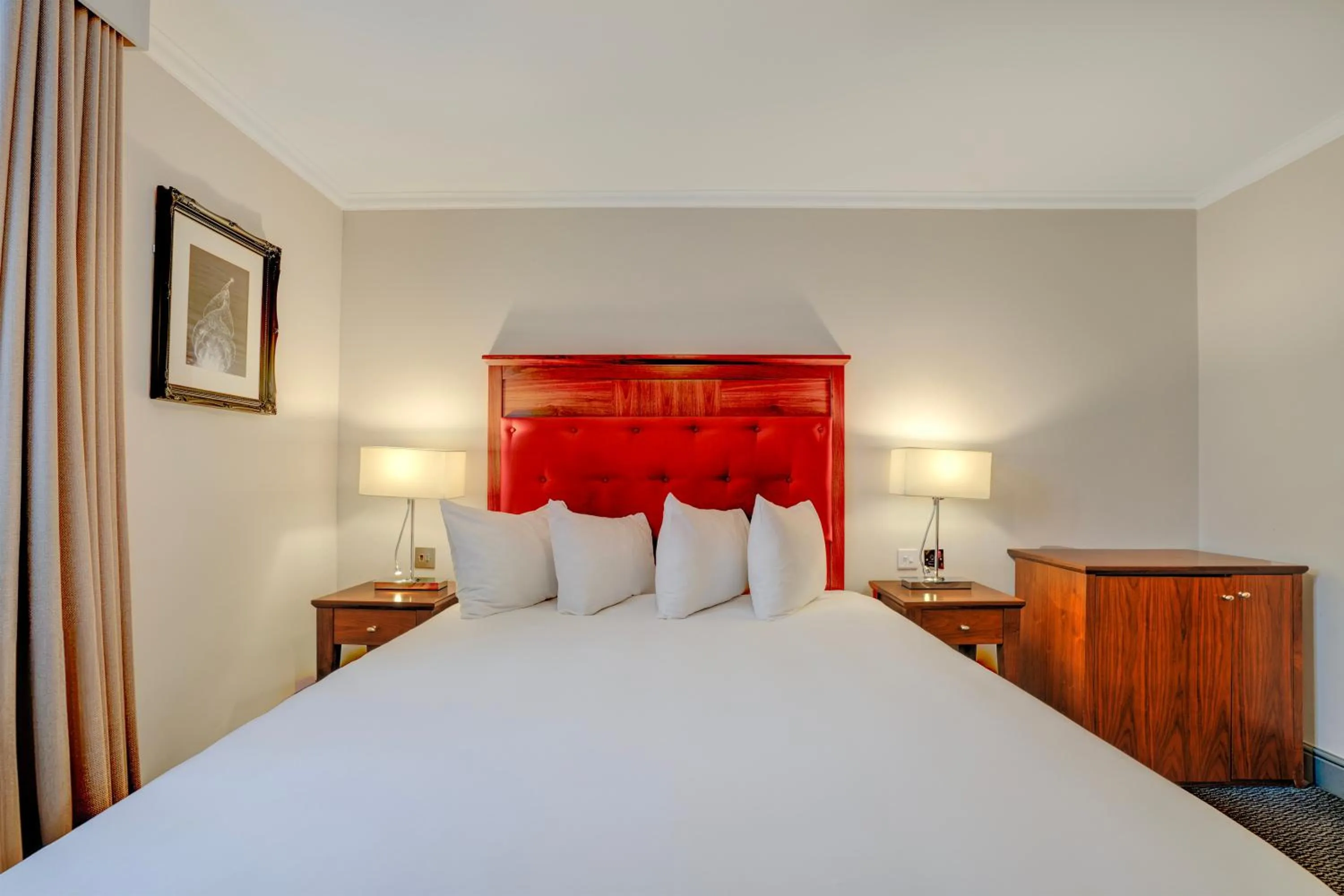 Bedroom, Bed in Sunday London Staines-upon-Thames Heathrow T5