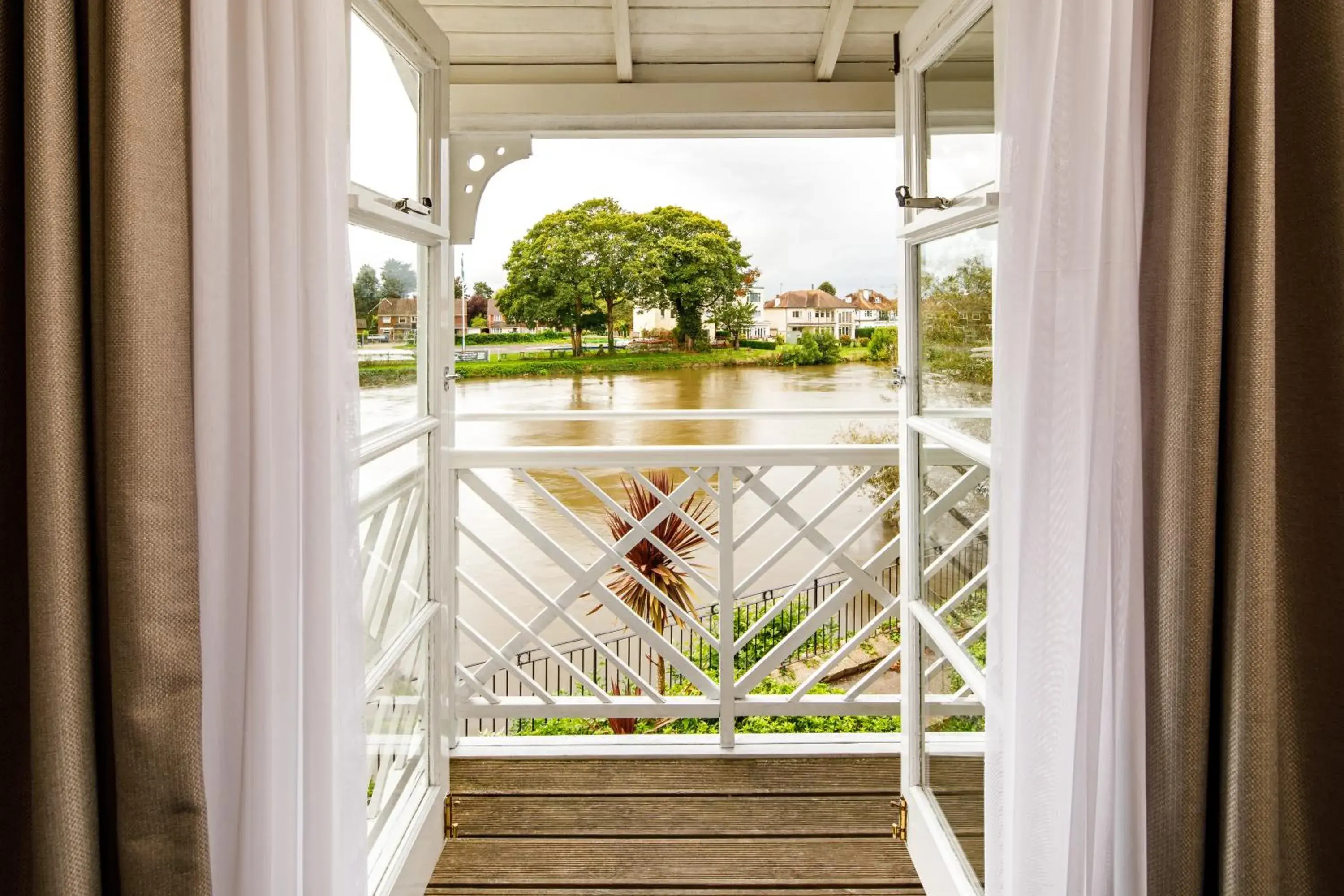 River view in Sunday London Staines-upon-Thames Heathrow T5 River view in Sunday London Staines-upon-Thames Heathrow T5