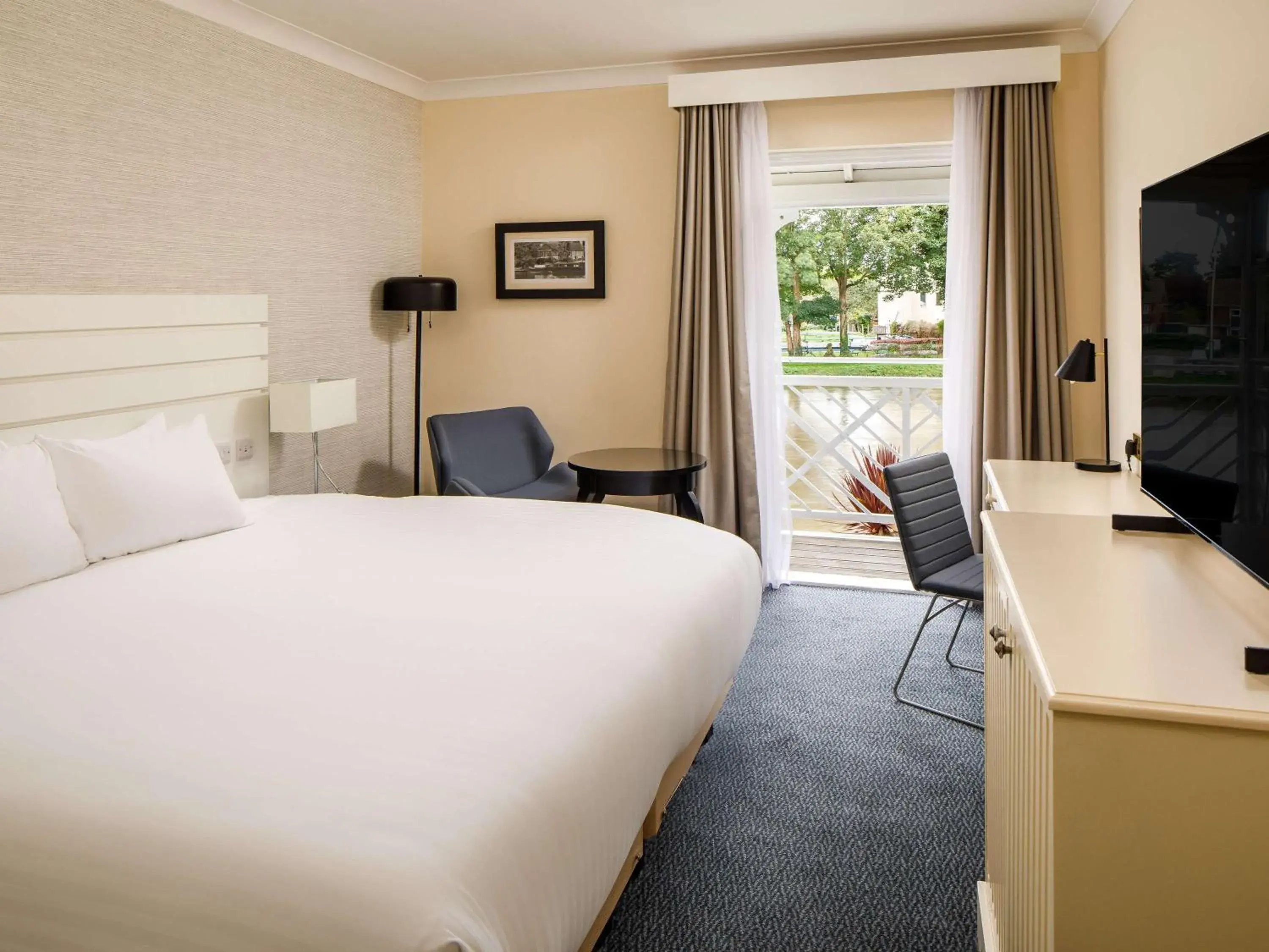 Classic Room With River View in Sunday London Staines-upon-Thames Heathrow T5 Classic Room With River View in Sunday London Staines-upon-Thames Heathrow T5