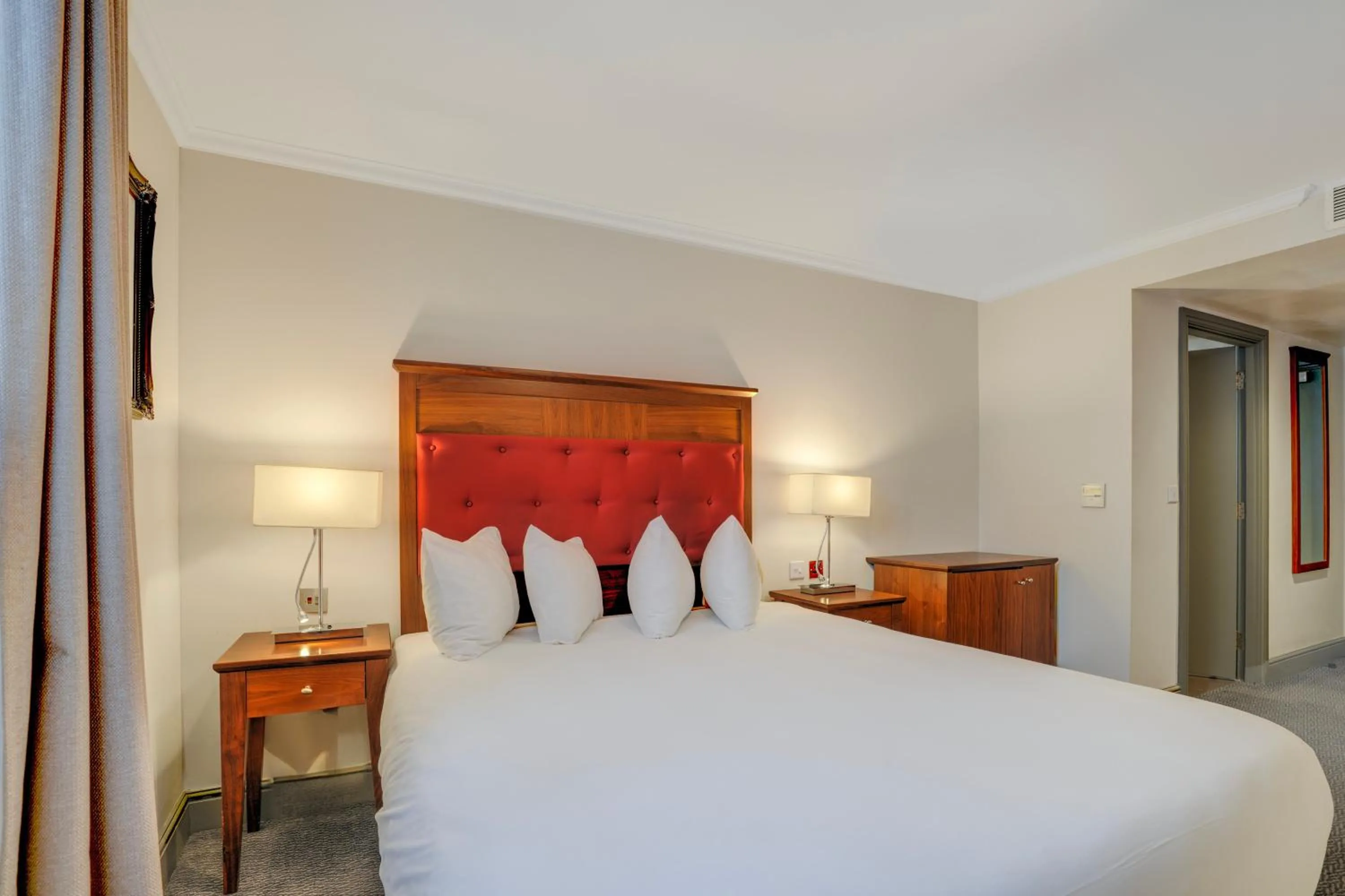 Bedroom, Bed in Sunday London Staines-upon-Thames Heathrow T5