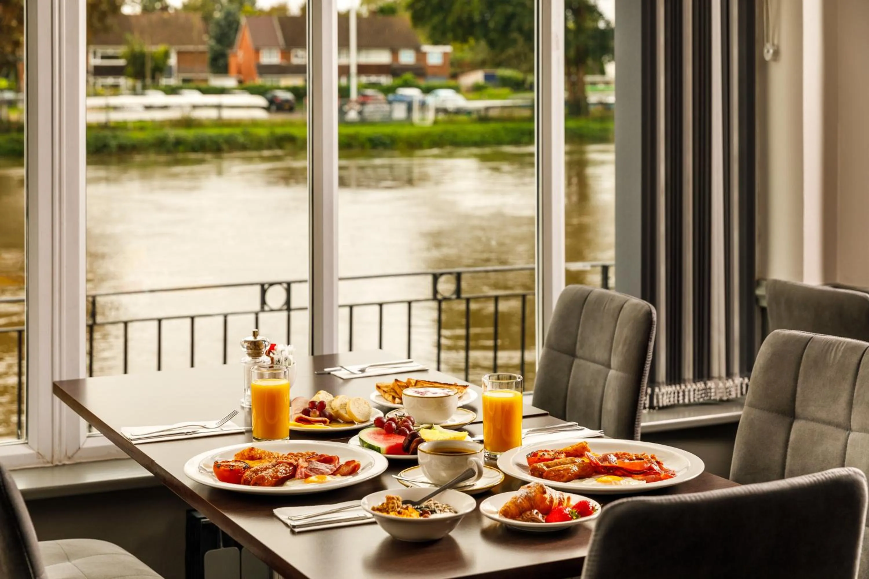 Breakfast in Sunday London Staines-upon-Thames Heathrow T5