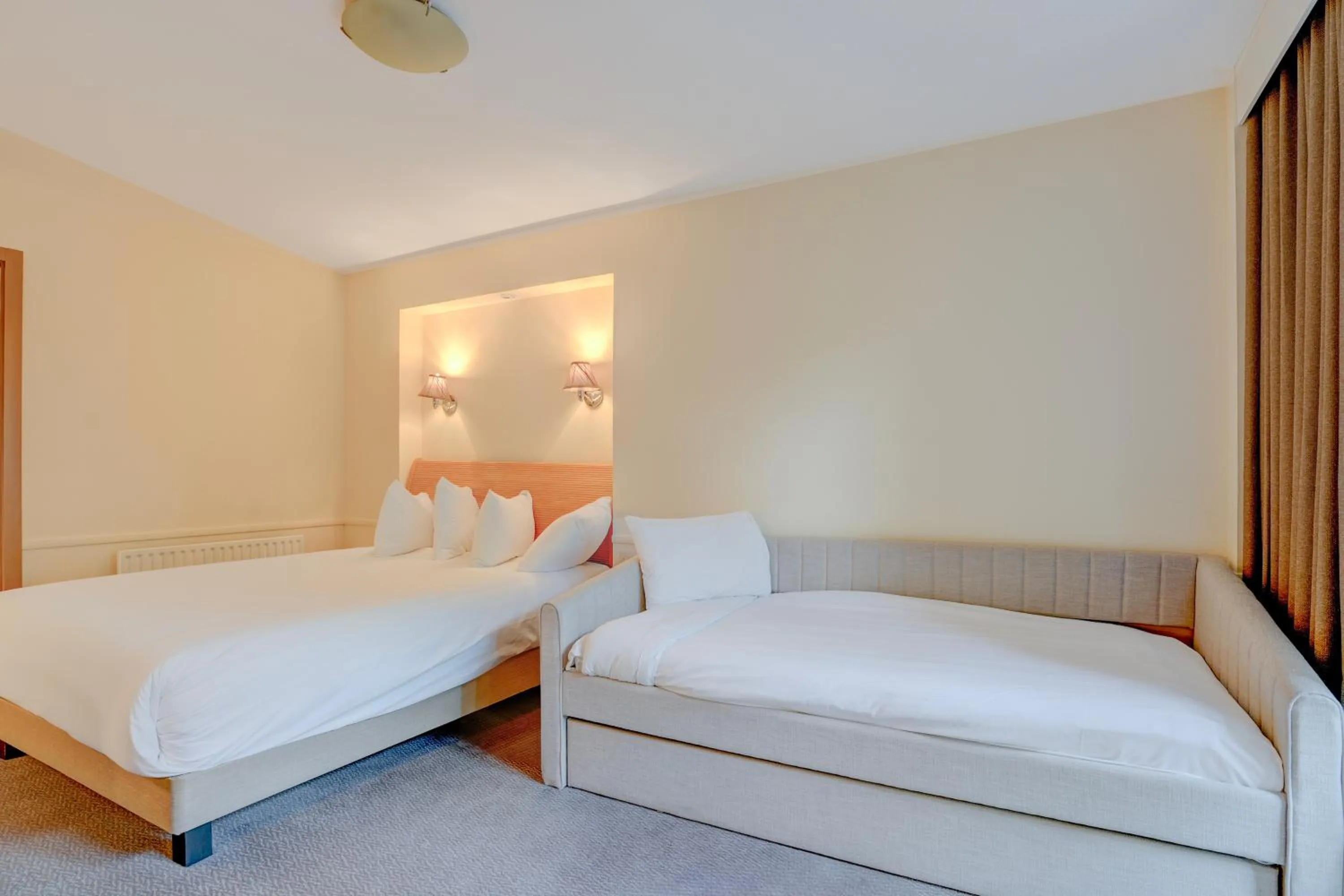 Bedroom, Bed in Sunday London Staines-upon-Thames Heathrow T5