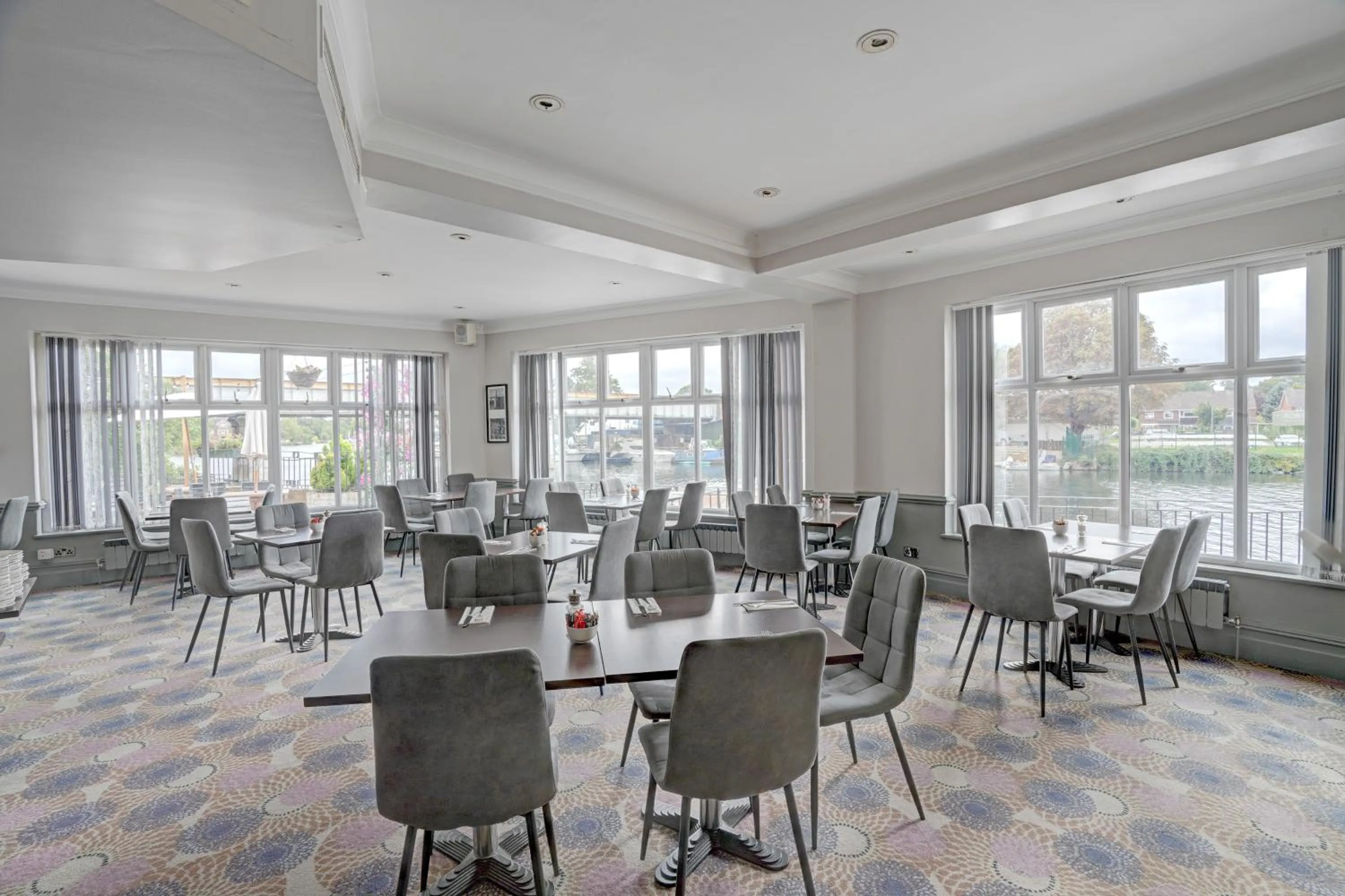 Restaurant/places to eat in Sunday London Staines-upon-Thames Heathrow T5