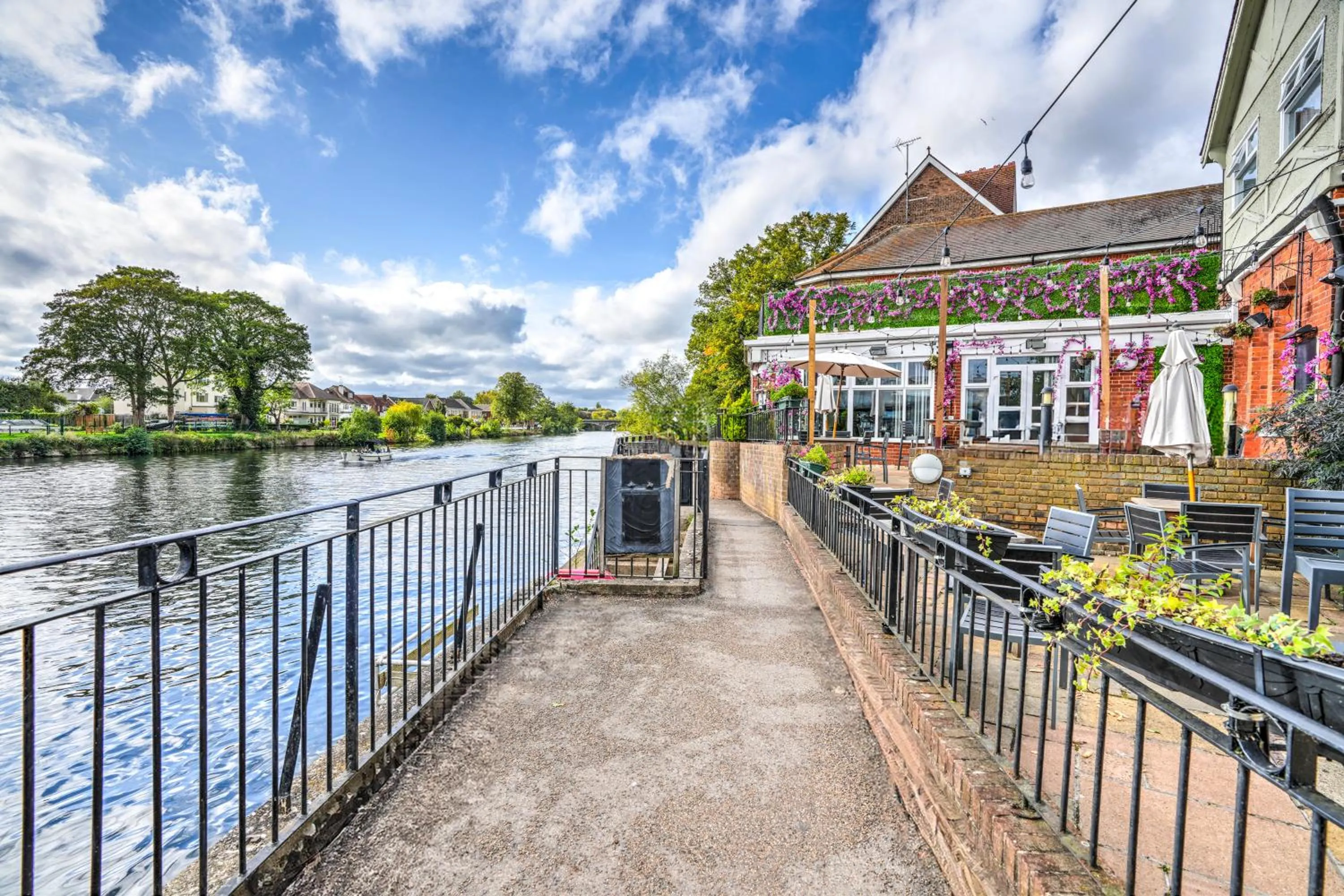 Nearby landmark in Sunday London Staines-upon-Thames Heathrow T5