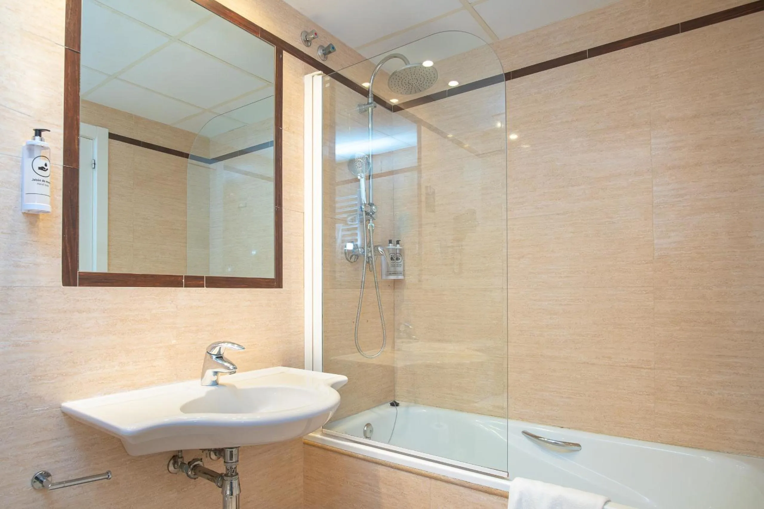 Shower in VTZ Hotel El Príncipe