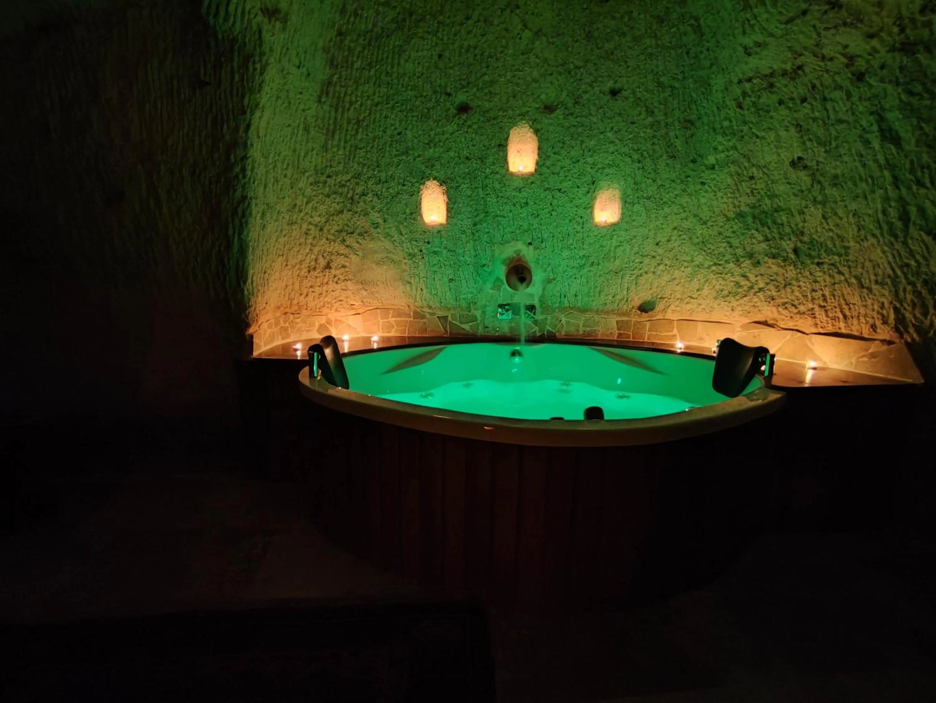 Hot Tub in Euphoria Cave House