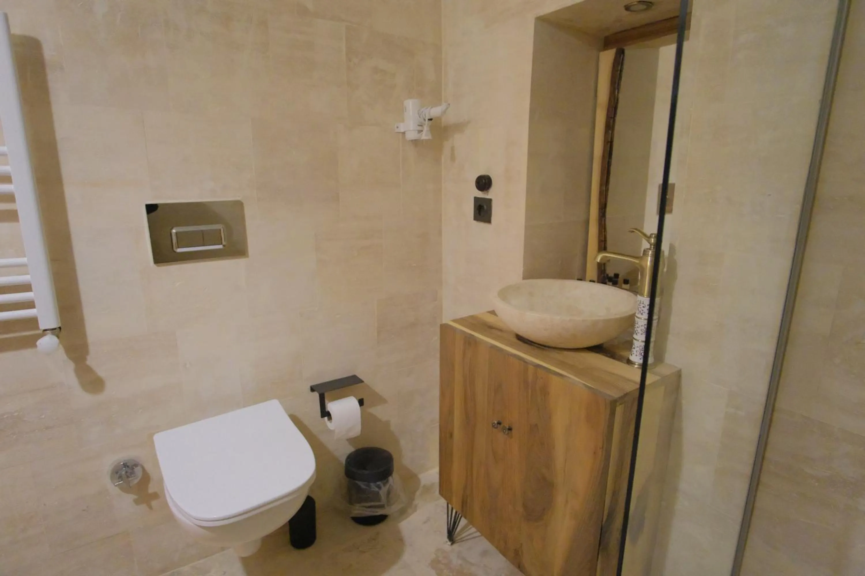 Shower in Euphoria Cave House