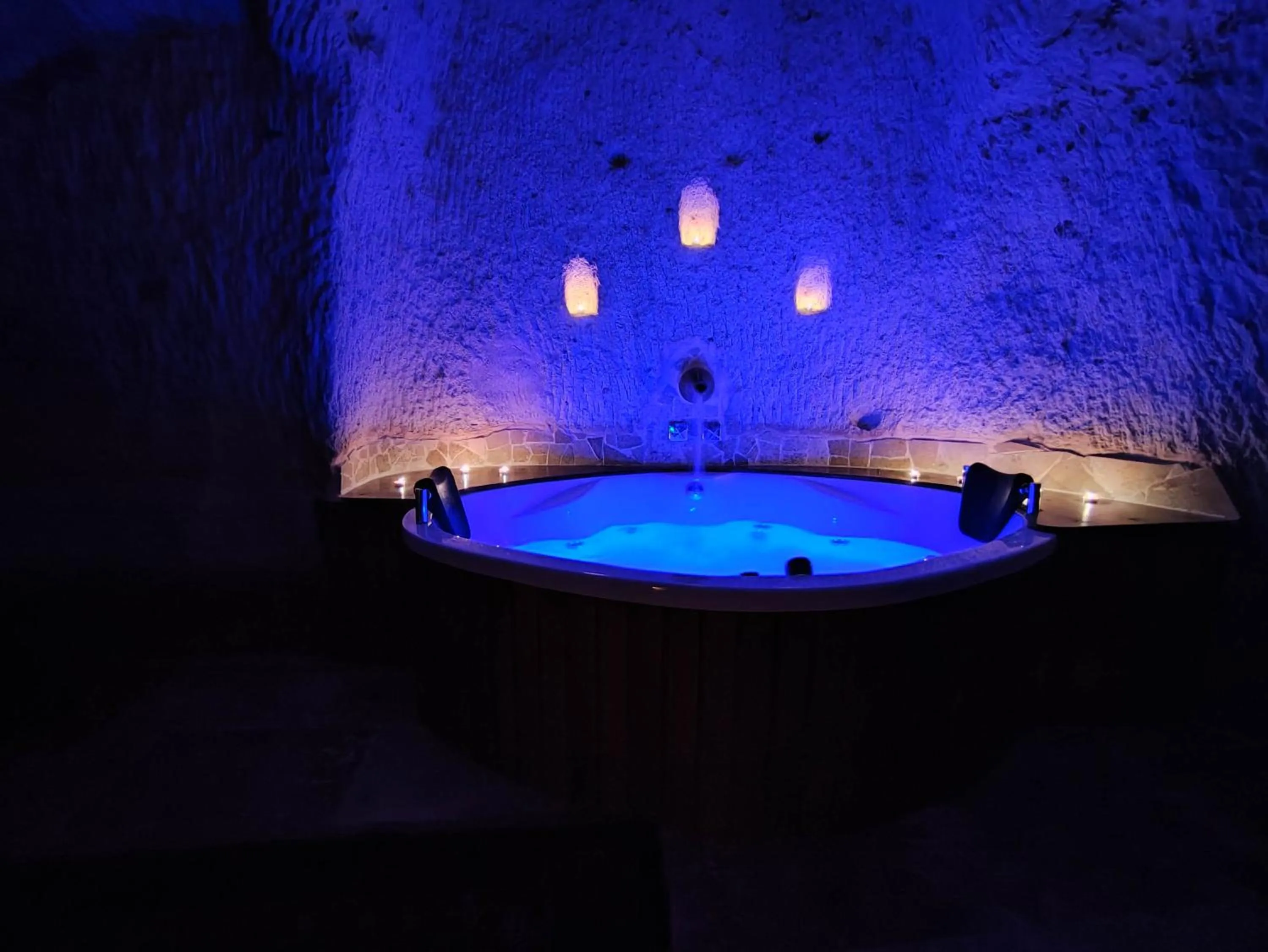 Hot Tub in Euphoria Cave House