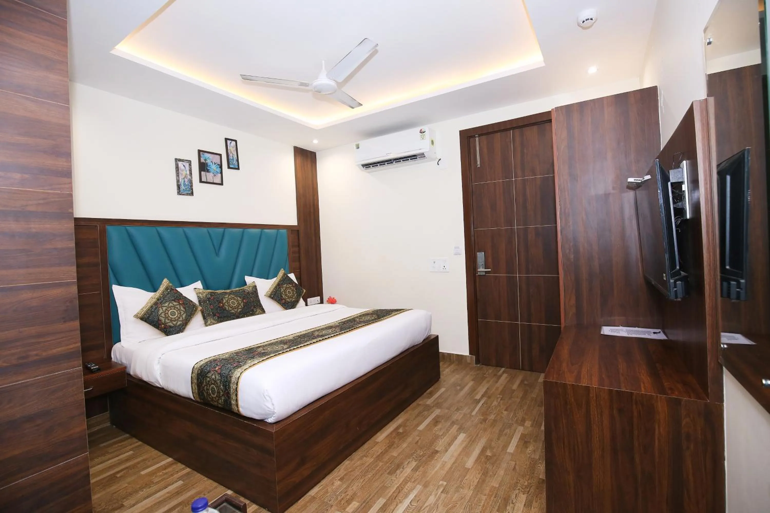 Bed in Hotel East Wood Amritsar