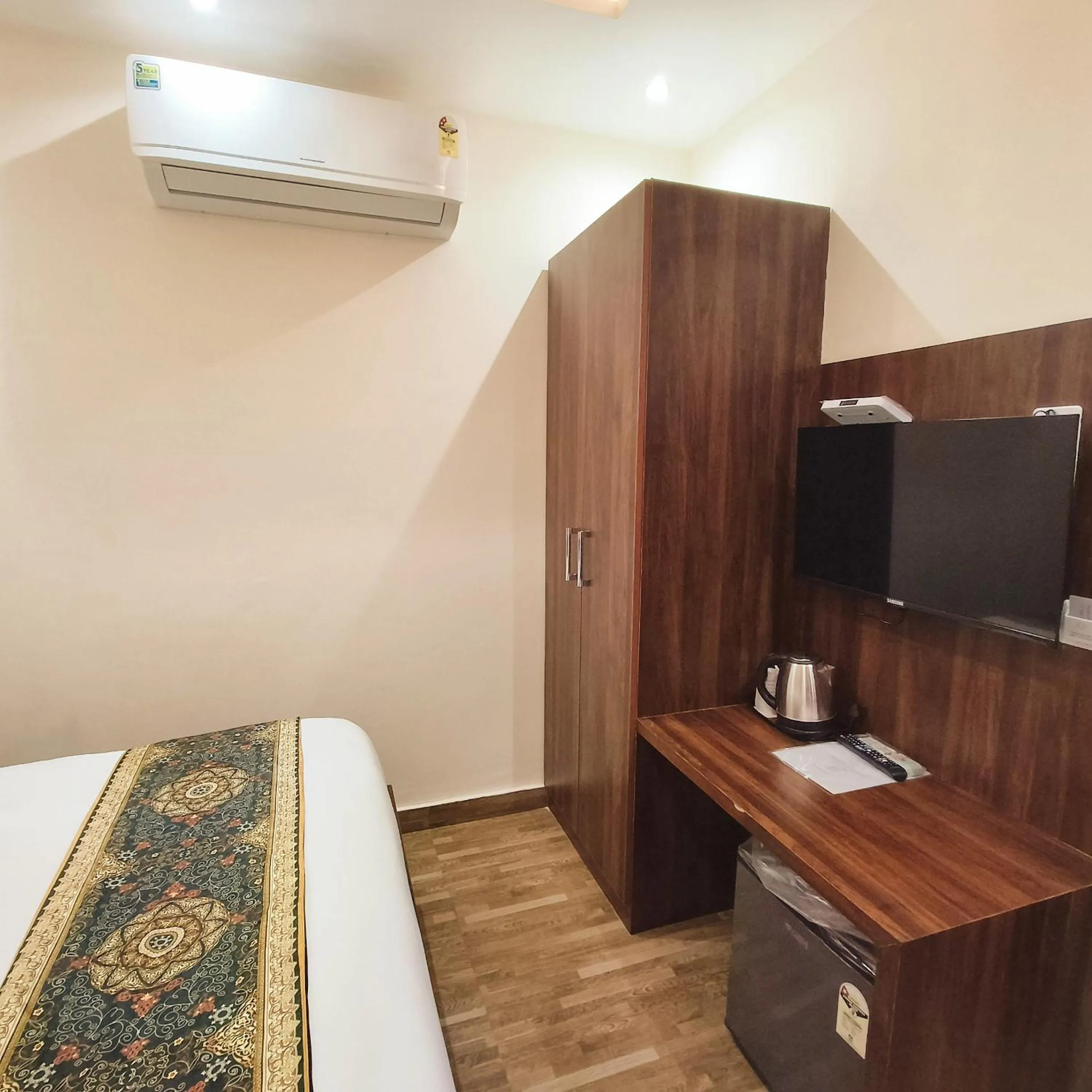TV and multimedia, Bed in Hotel East Wood Amritsar