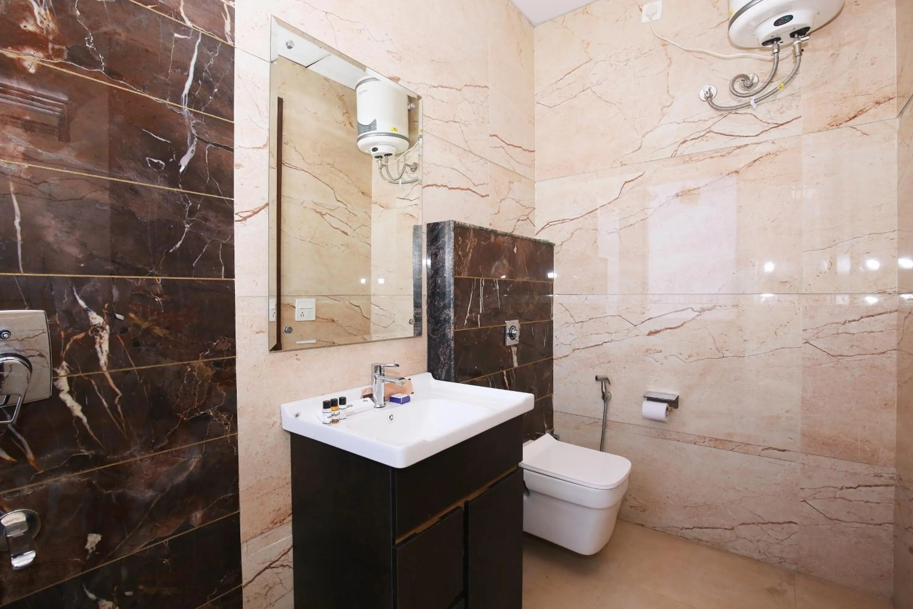 Shower in Hotel East Wood Amritsar