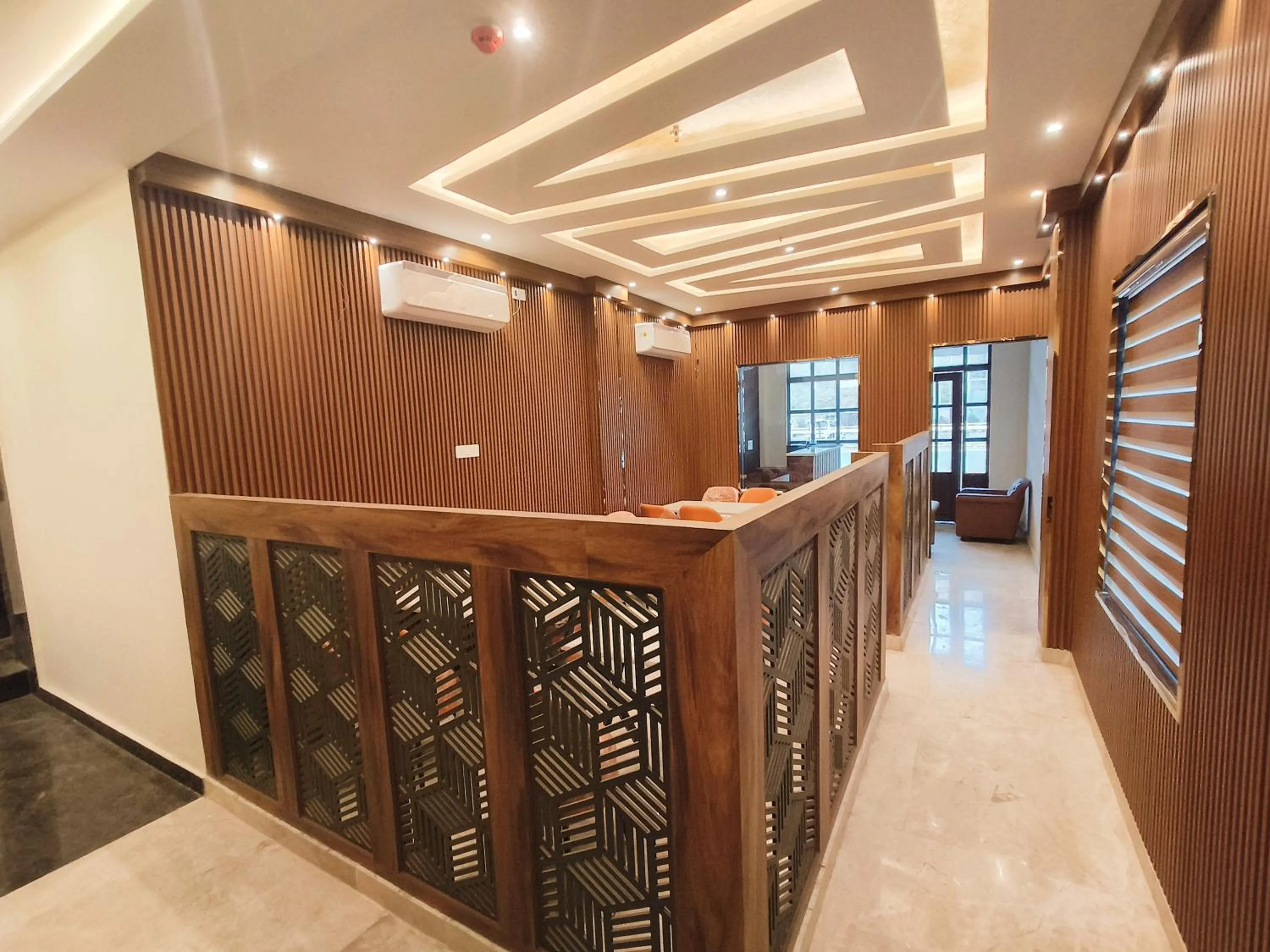 Communal lounge/ TV room in Hotel East Wood Amritsar