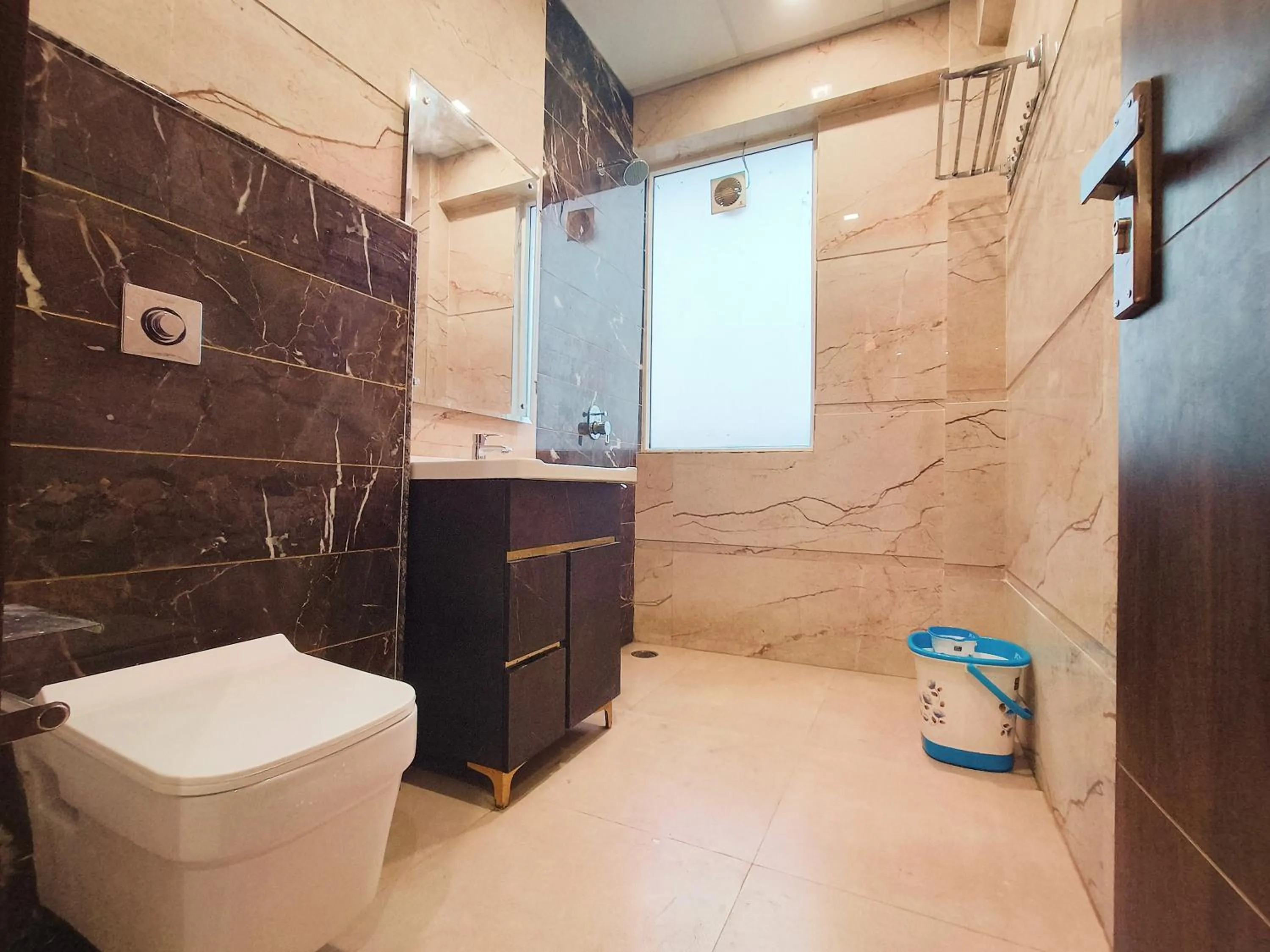 Shower in Hotel East Wood Amritsar