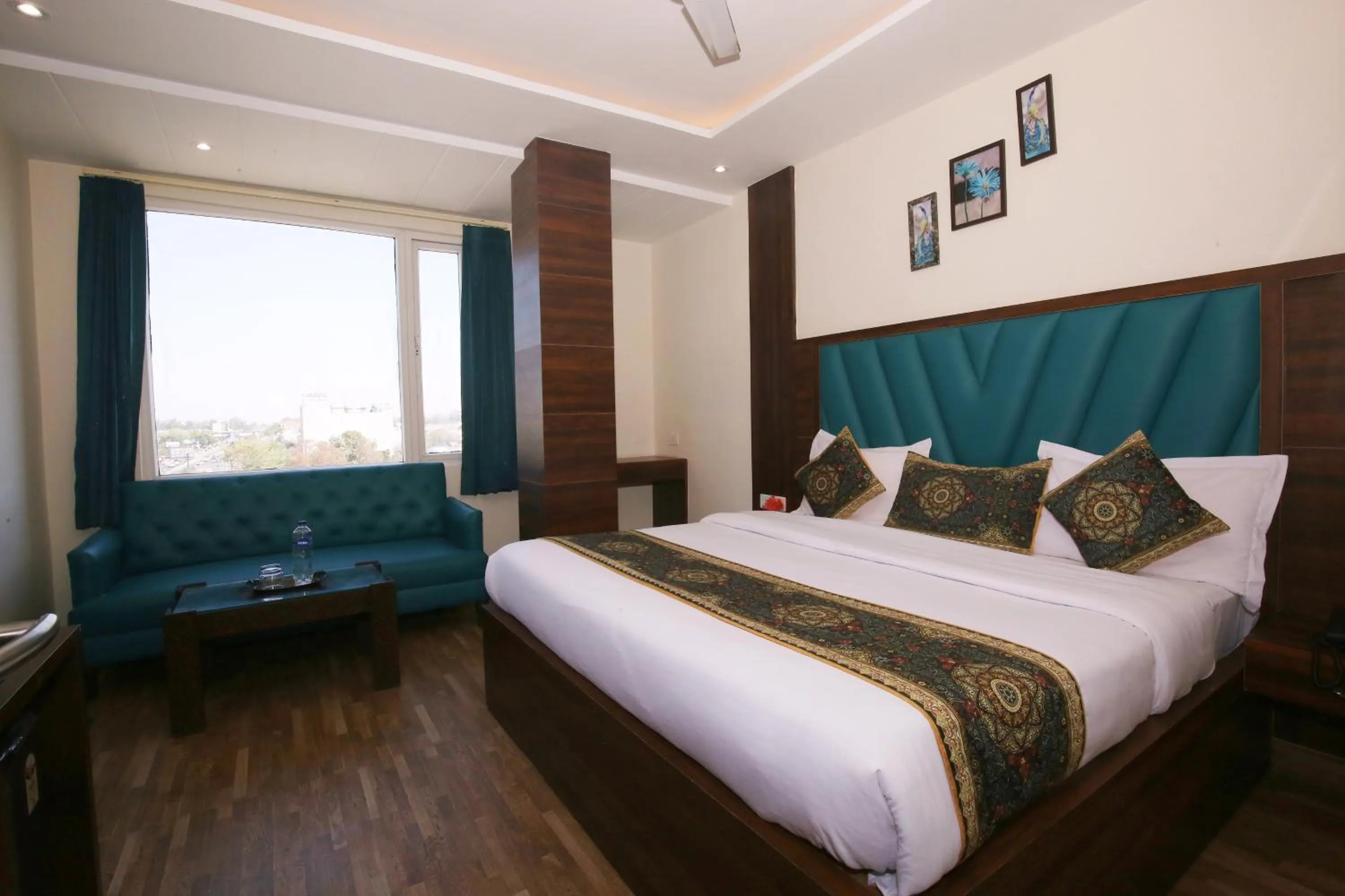 Bed in Hotel East Wood Amritsar