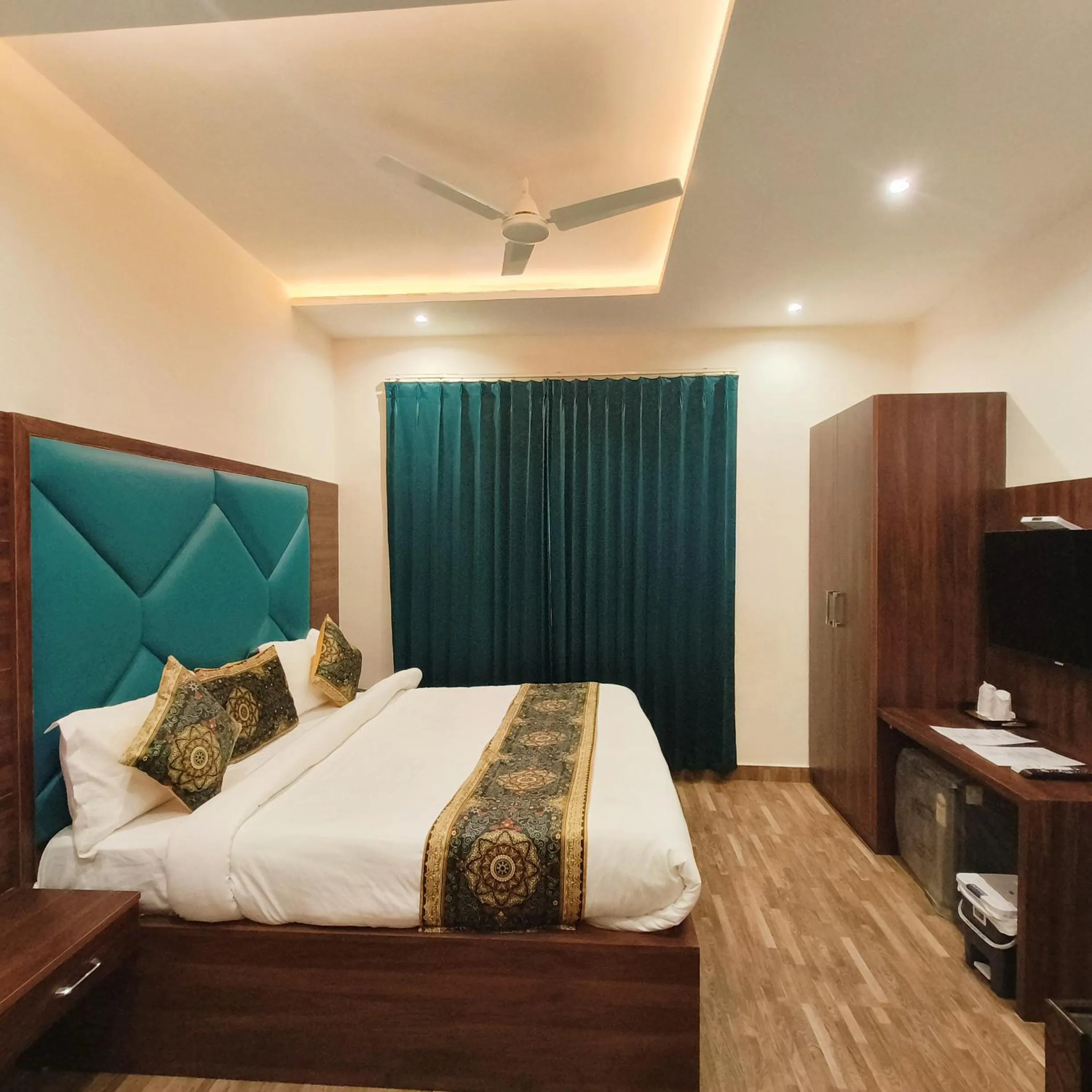 Bed in Hotel East Wood Amritsar