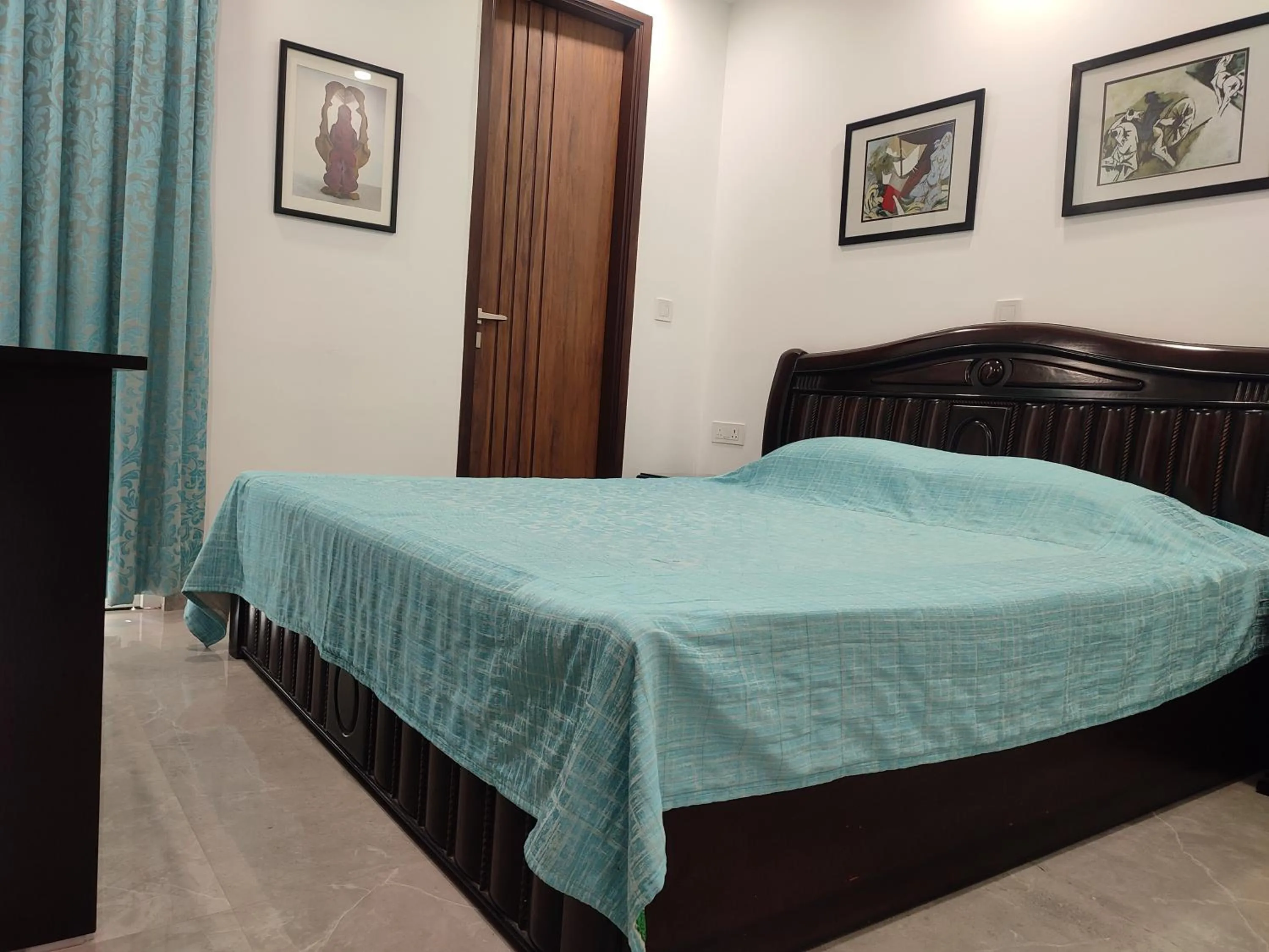 Double Room with Private External Bathroom - single occupancy in Fully Furnished Comfortable Rooms in Hauz Khas - Woodpecker Apartments