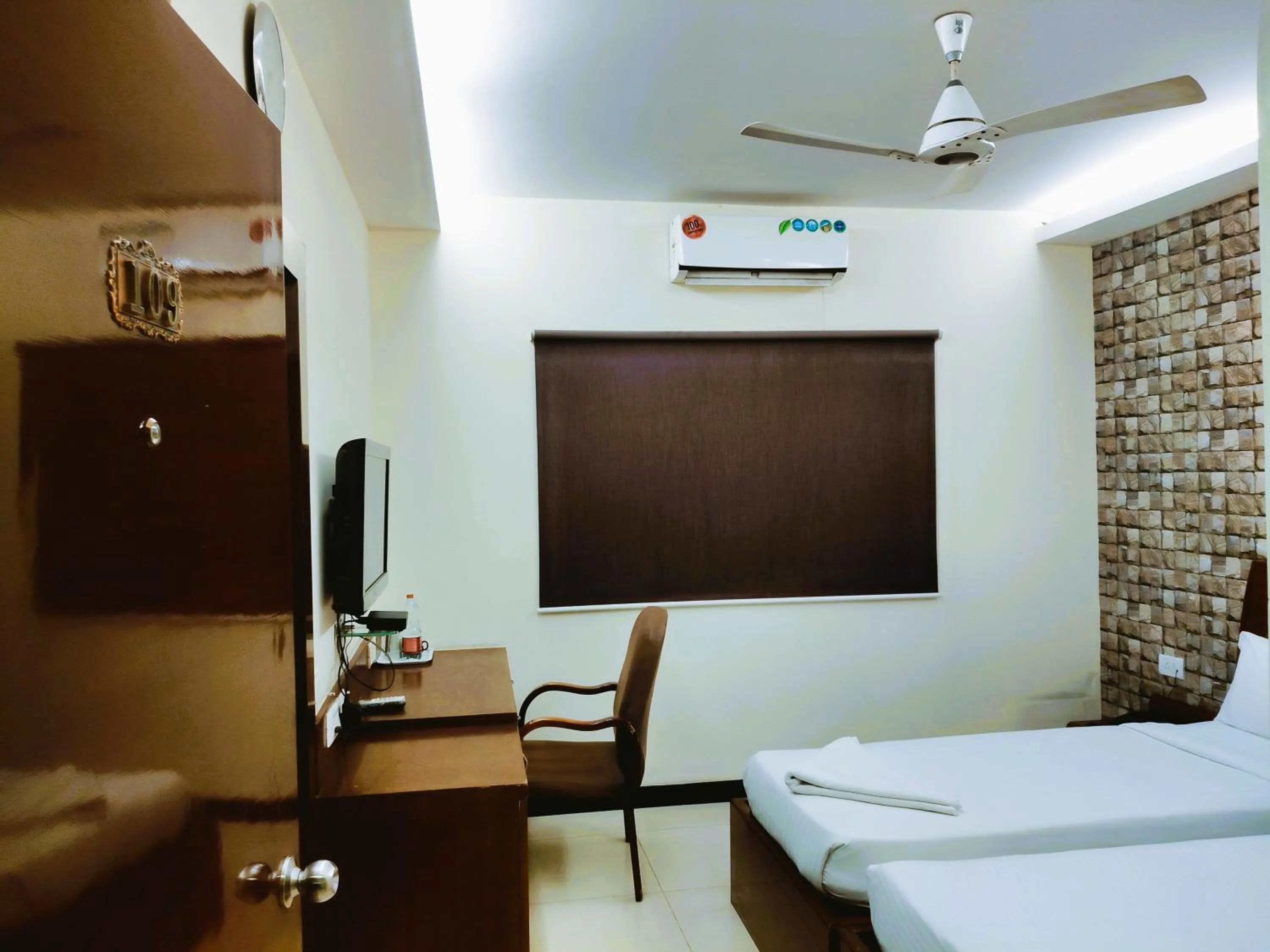 Communal lounge/ TV room, Bed in Athasri Hotel Infantry Road