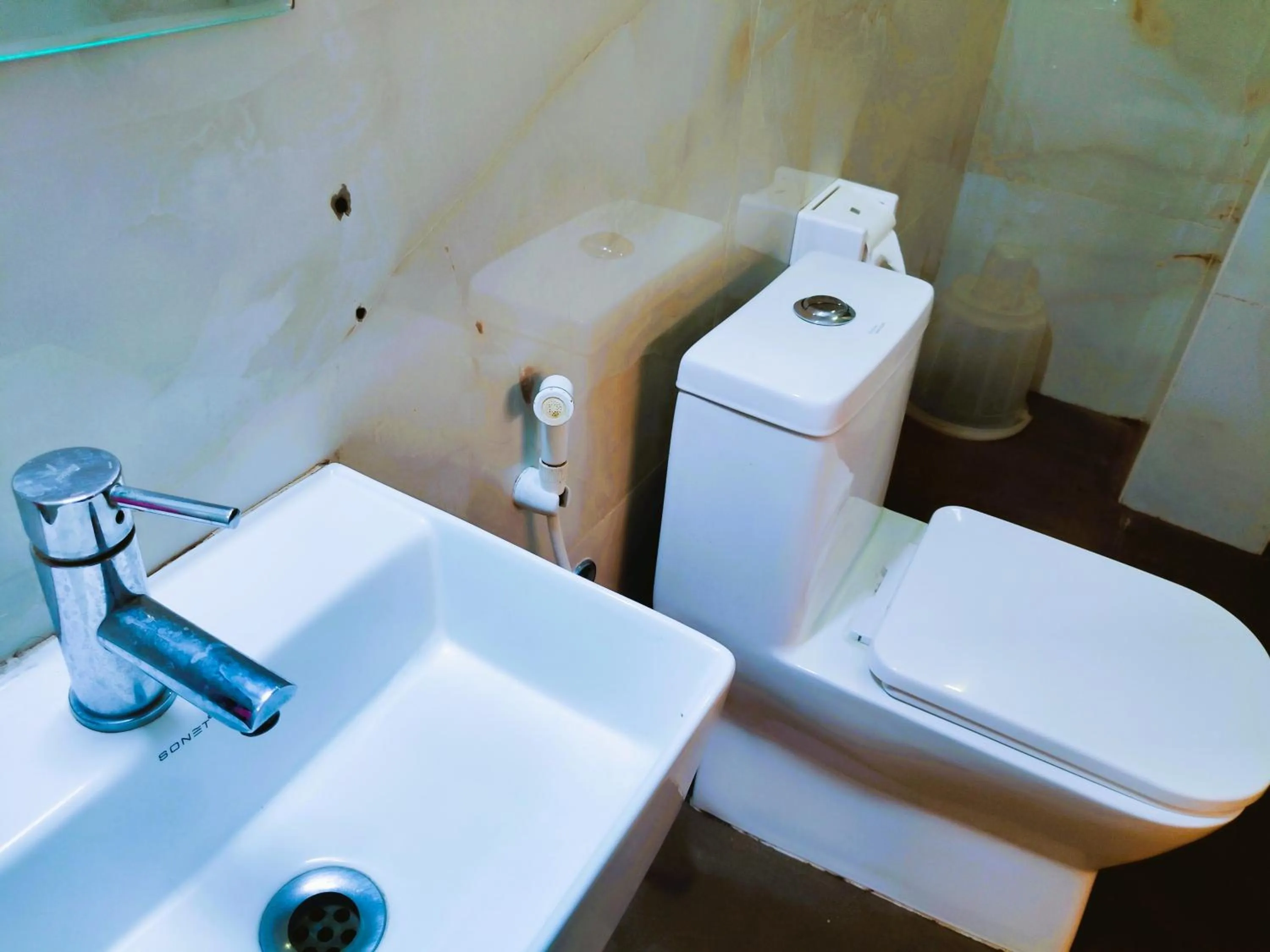 Shower in Athasri Hotel Infantry Road