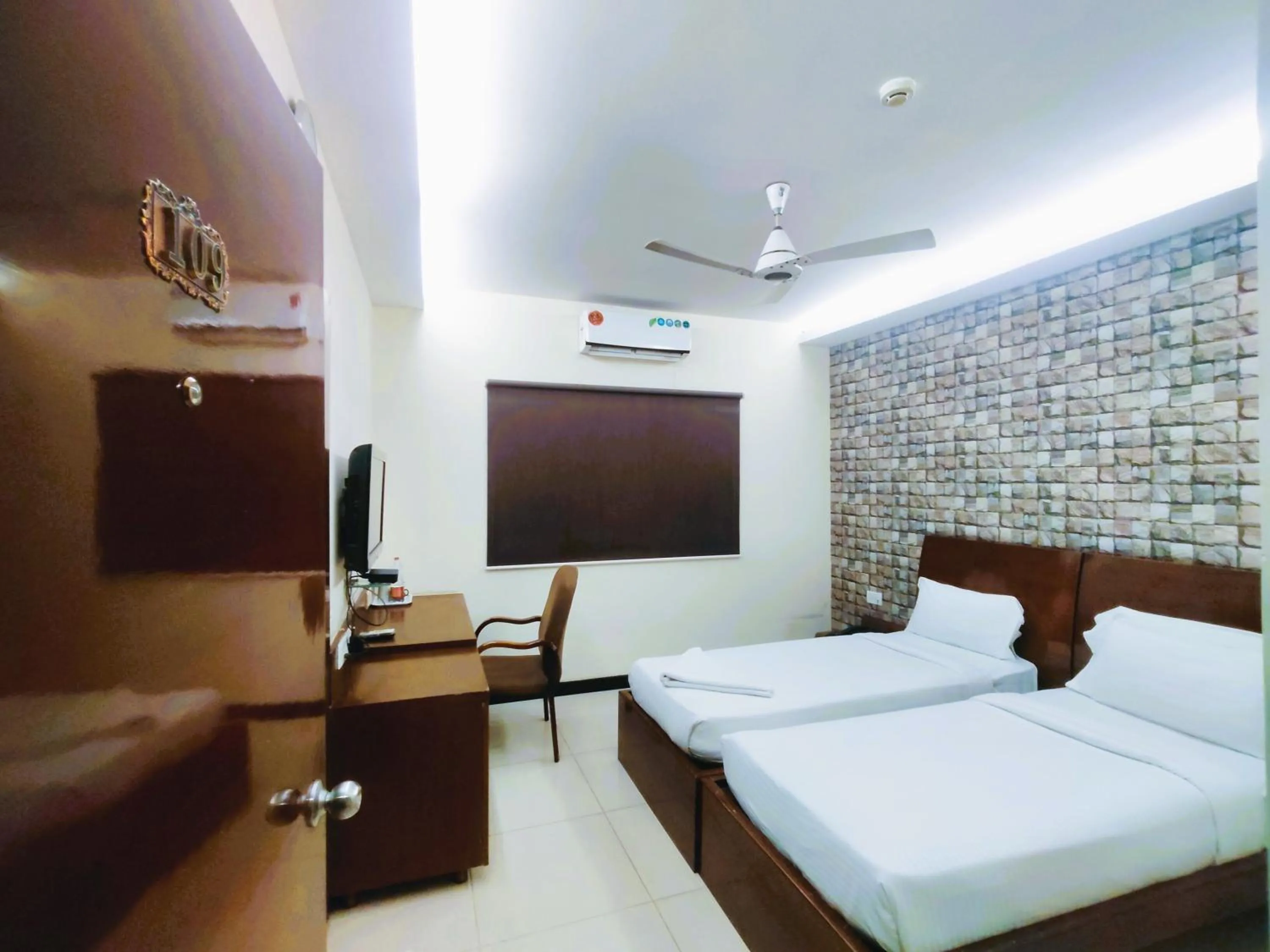 Communal lounge/ TV room, Bed in Athasri Hotel Infantry Road