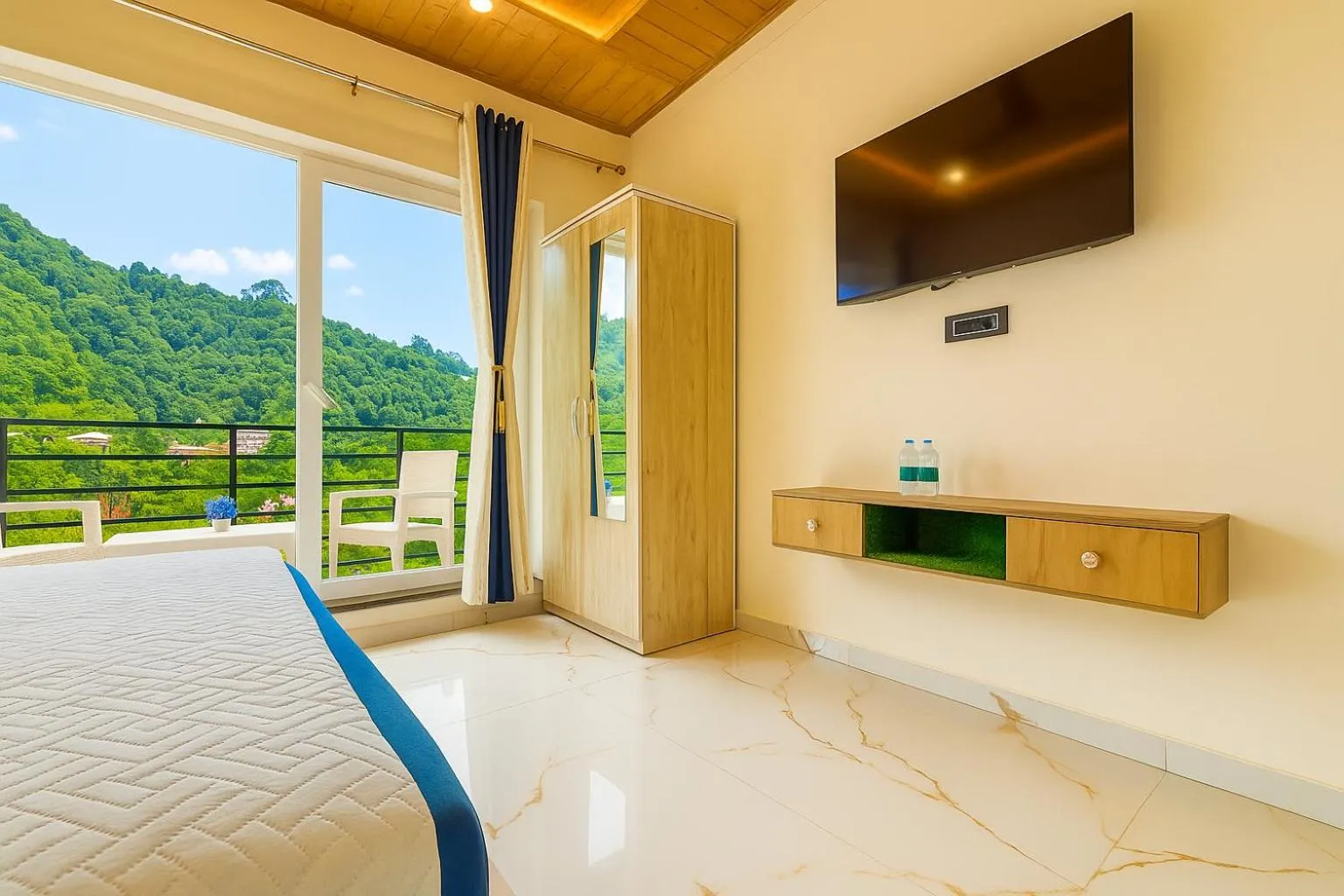 Bed in Hotel Shiva Lake - Near Mussoorie Lake