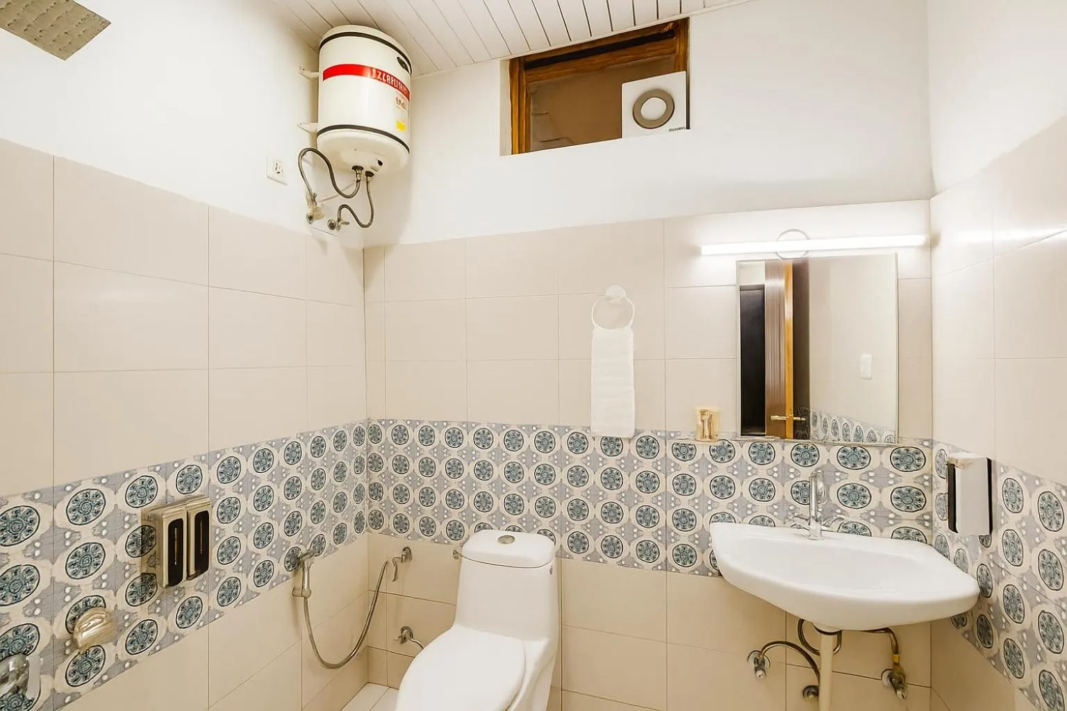 Shower in Hotel Shiva Lake - Near Mussoorie Lake