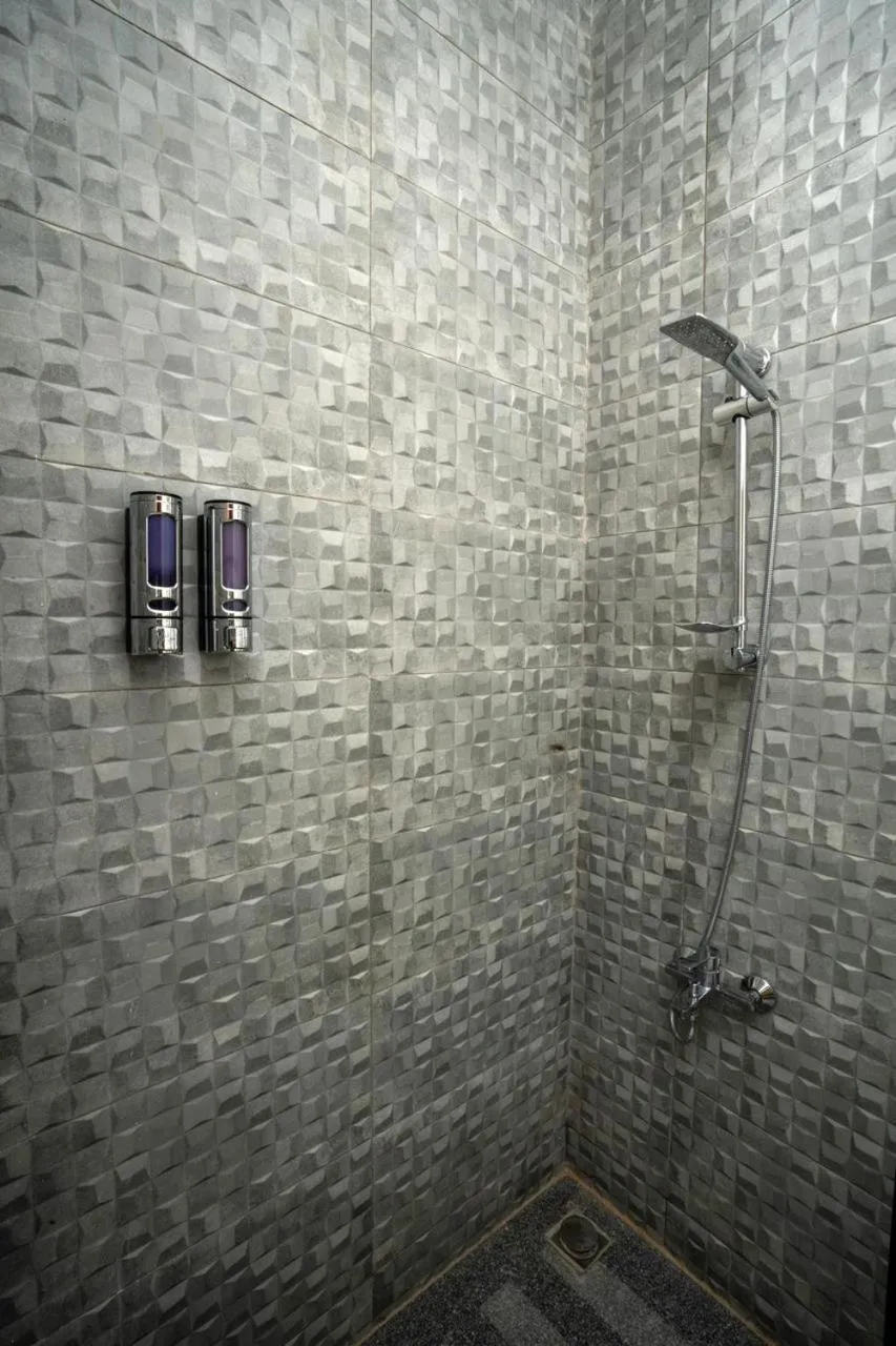 Shower in Azad Siwa Hotel