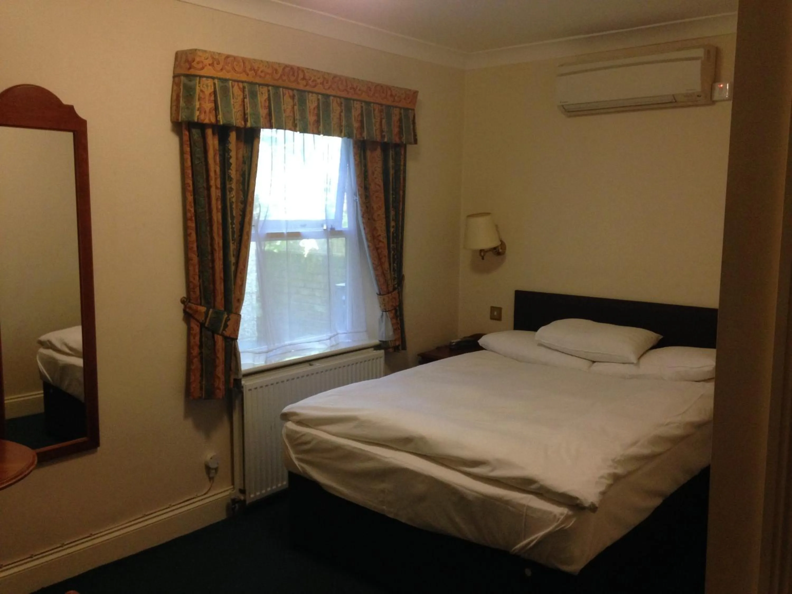 Bed in Abbey Lodge Hotel