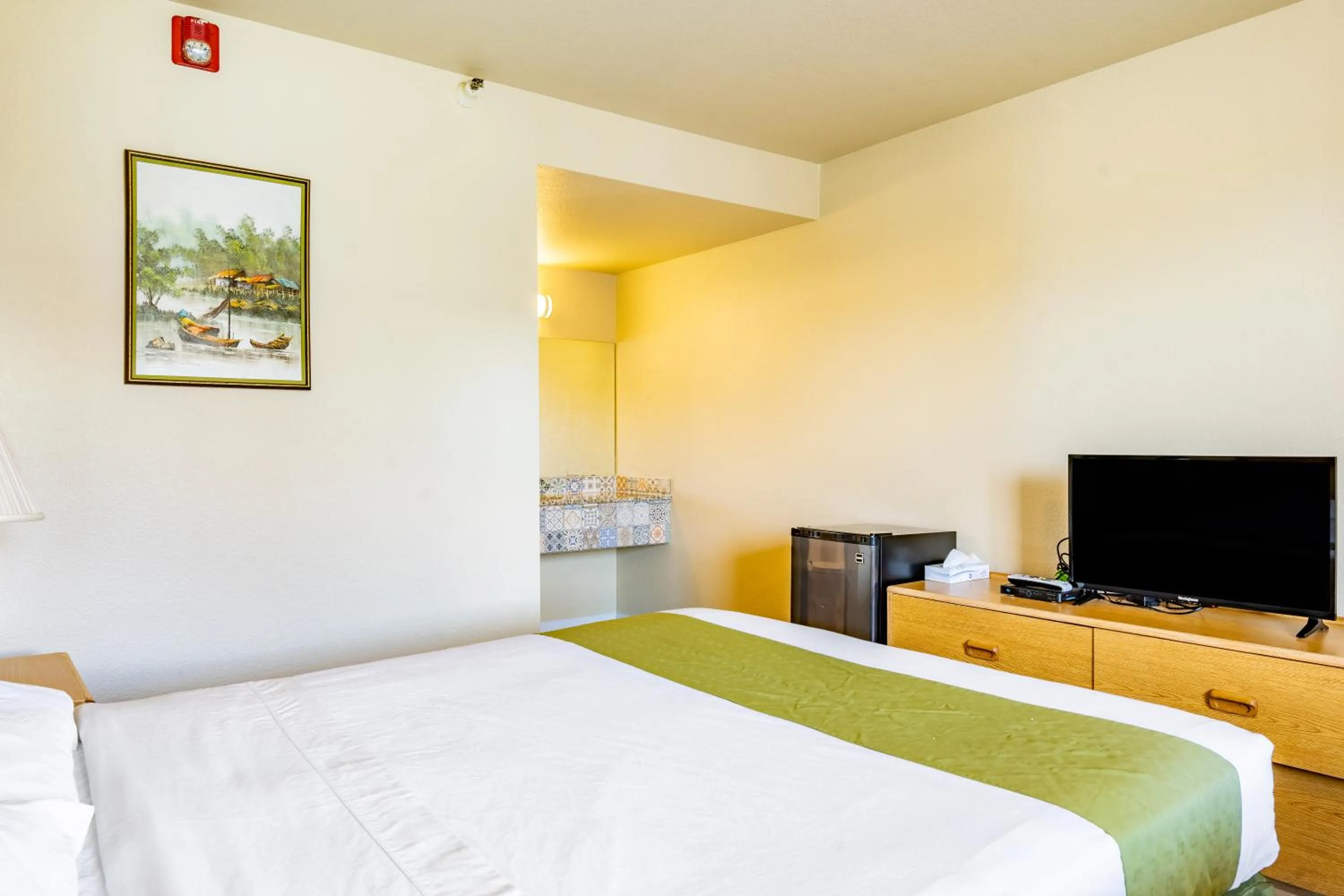 Photo of the whole room, Bed in City Inn