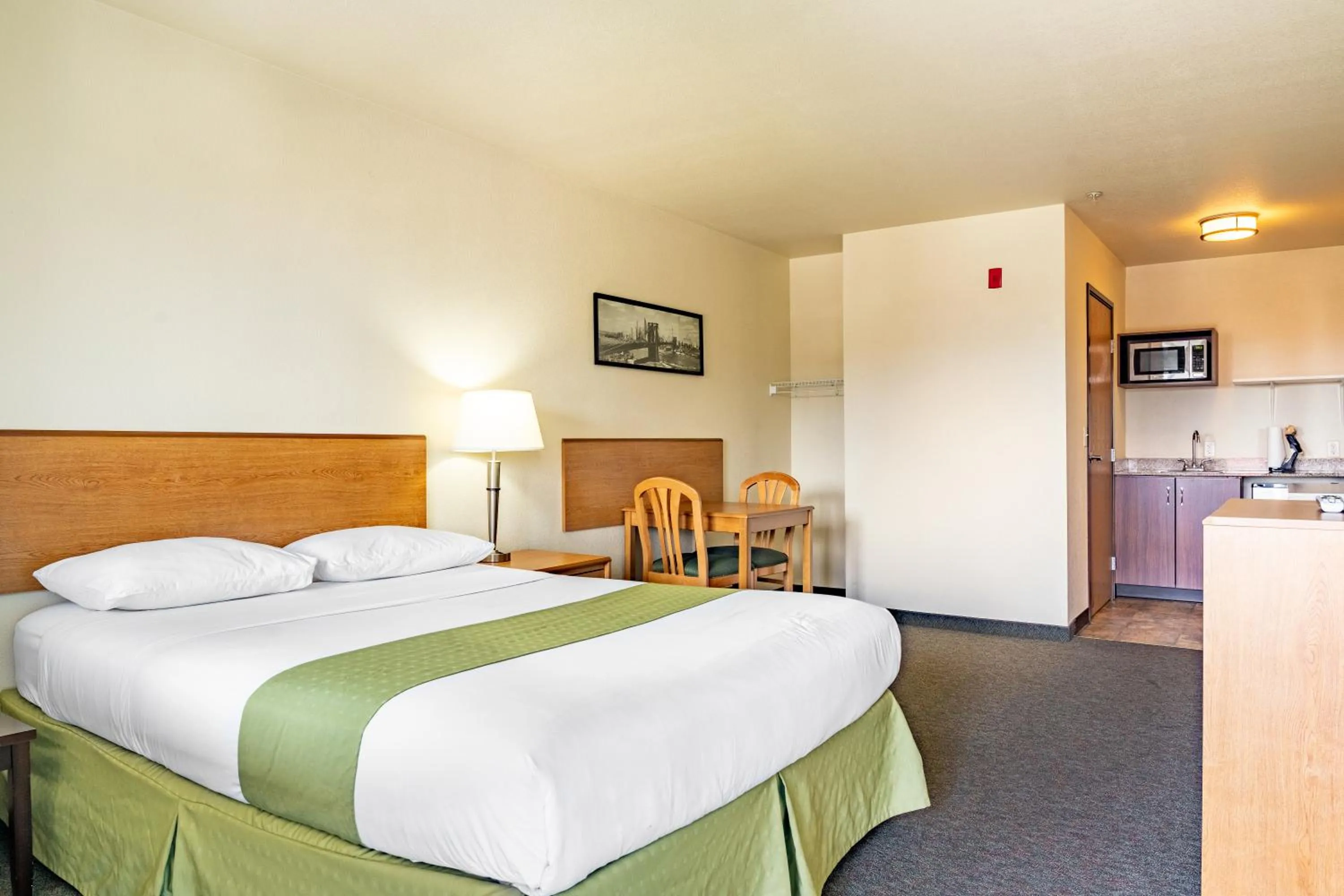 Photo of the whole room, Bed in City Inn