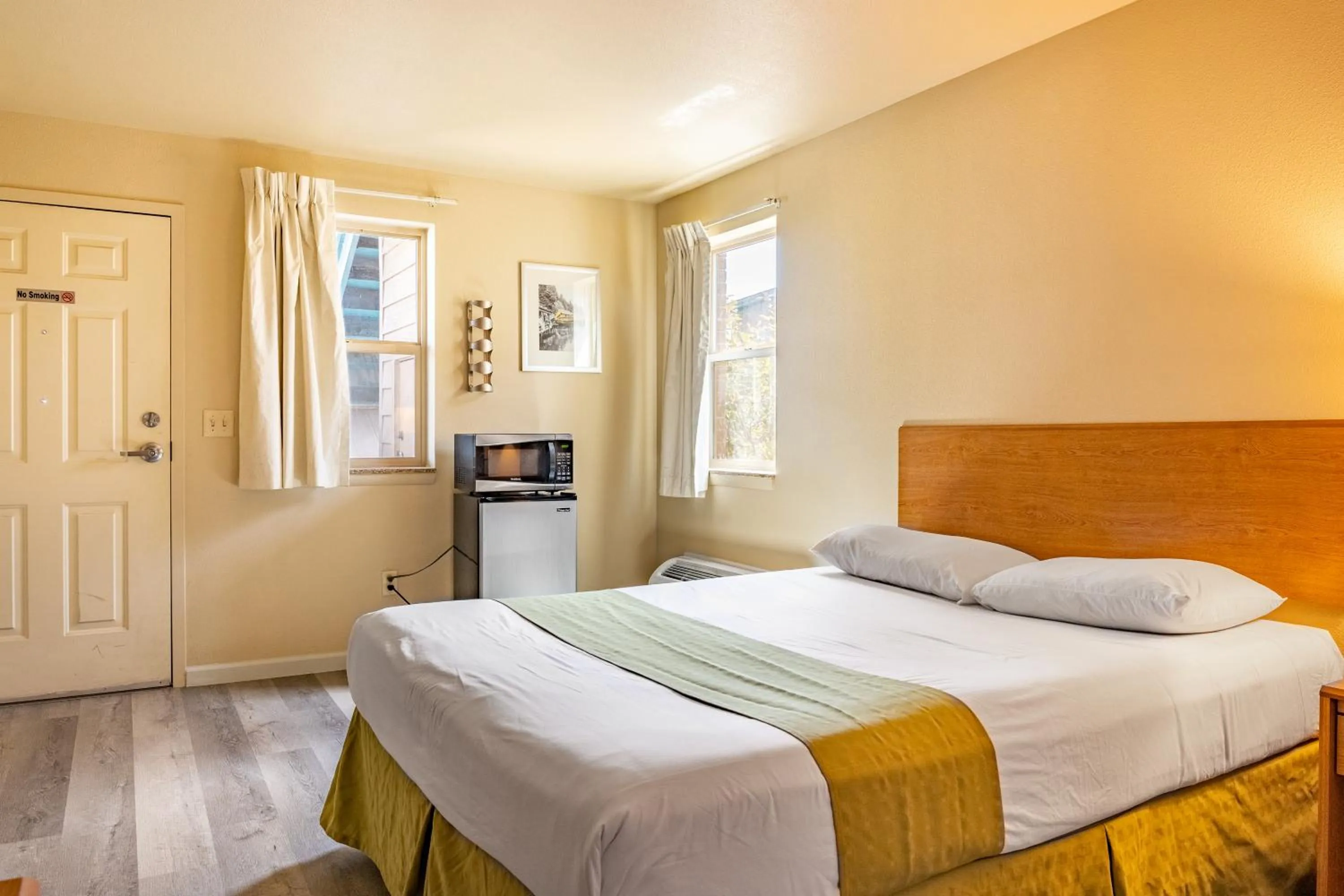 Photo of the whole room, Bed in City Inn