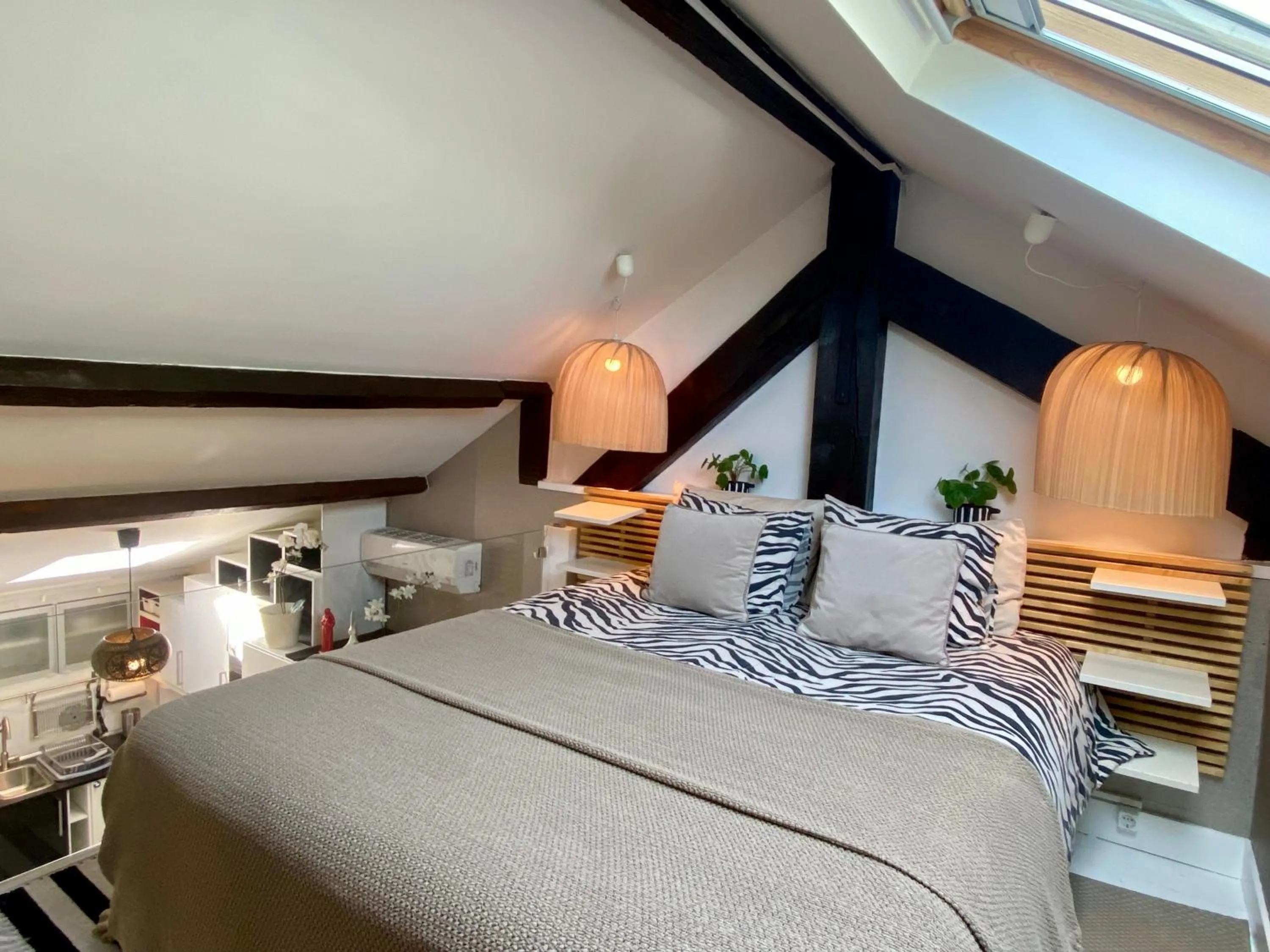 Bed in Studios with Mezzanine Rua da Moeda