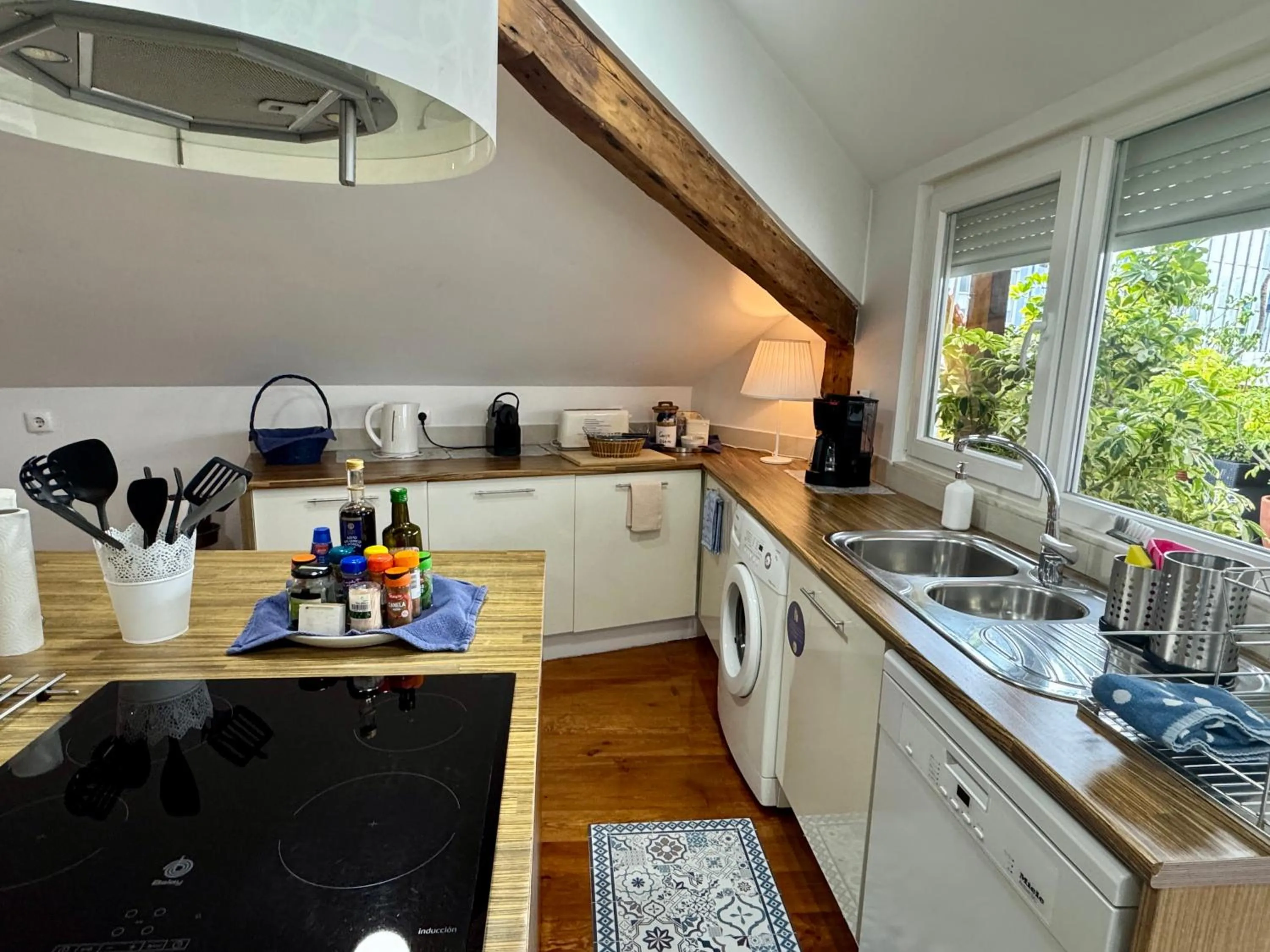 Kitchen or kitchenette in Studios with Mezzanine Rua da Moeda