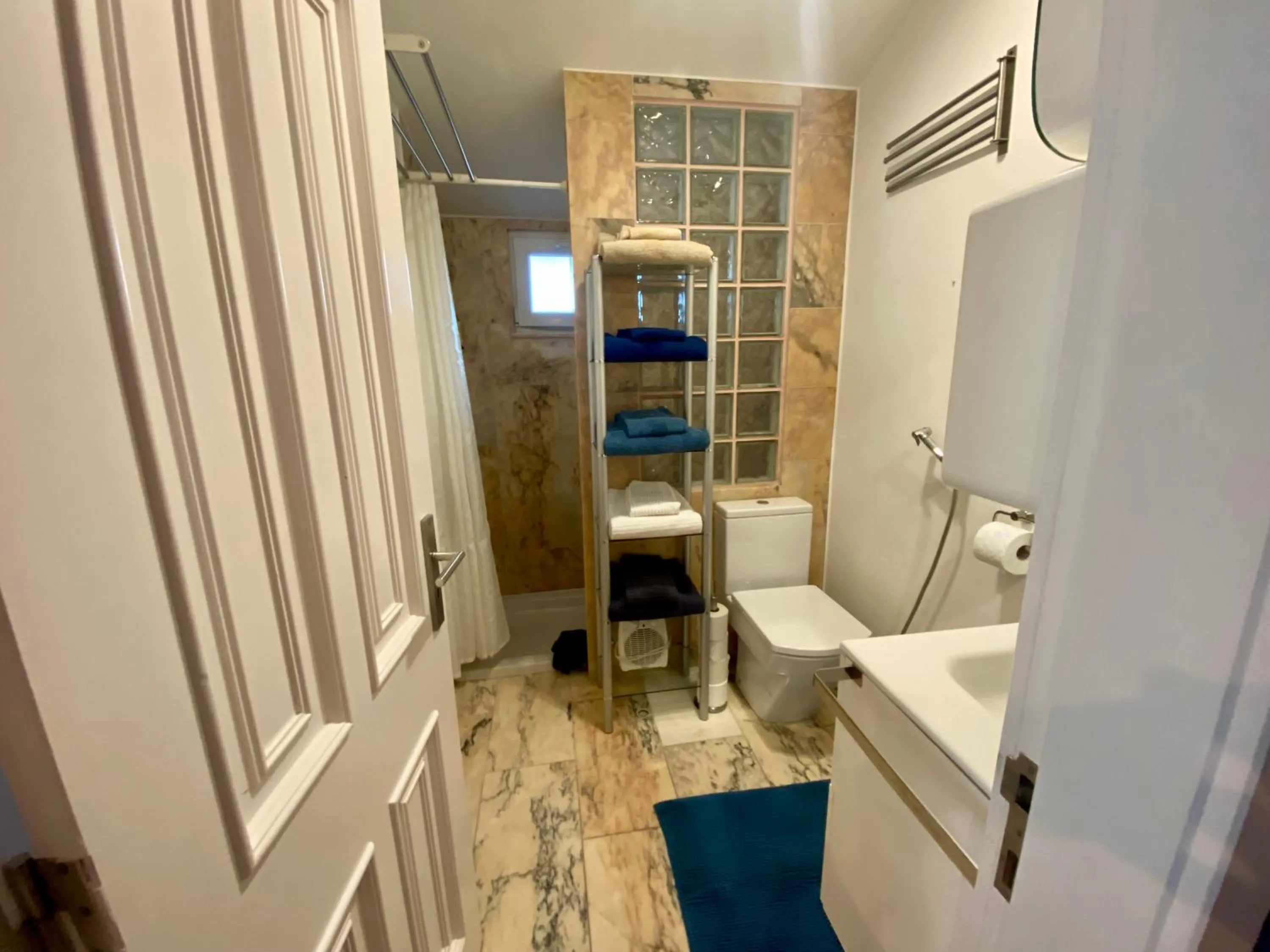 Shower in Studios with Mezzanine Rua da Moeda