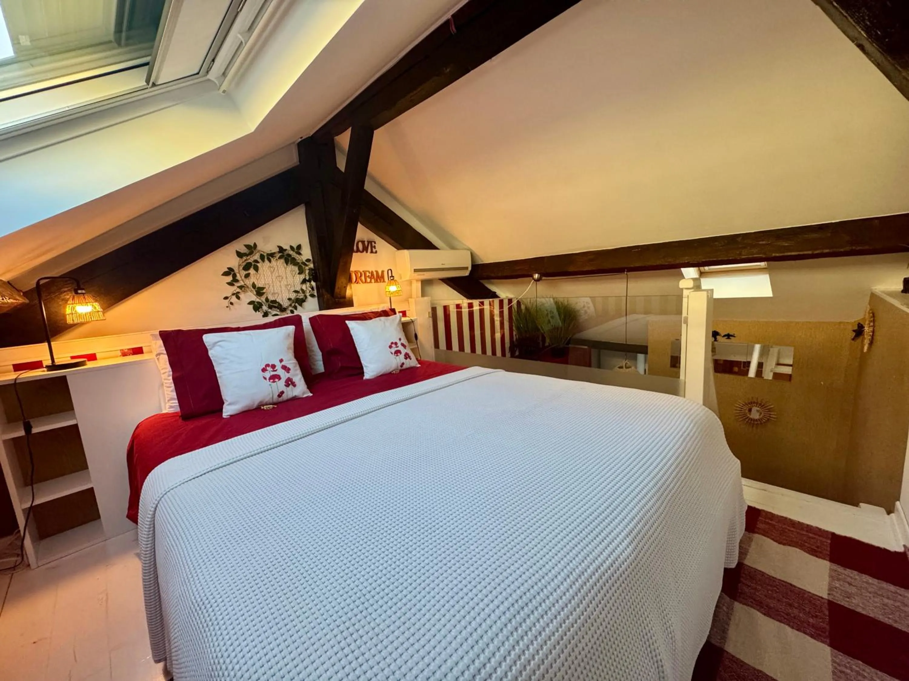 Bed in Studios with Mezzanine Rua da Moeda