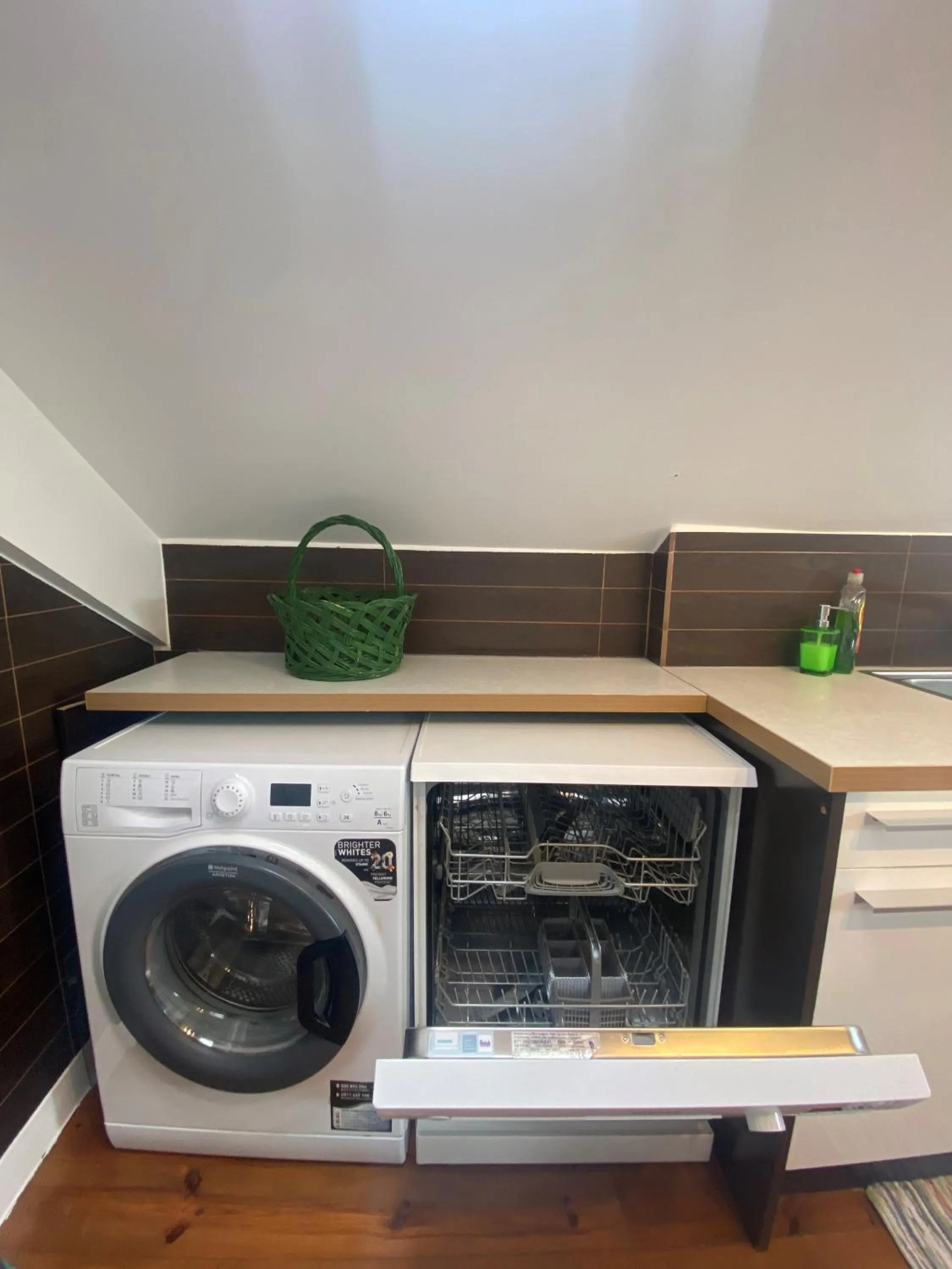 dishwasher in Studios with Mezzanine Rua da Moeda