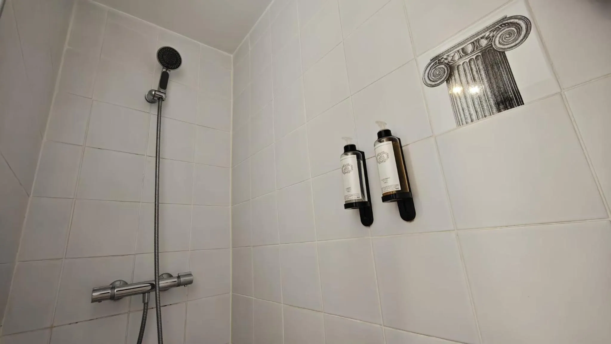 Shower in Studios with Mezzanine Rua da Moeda