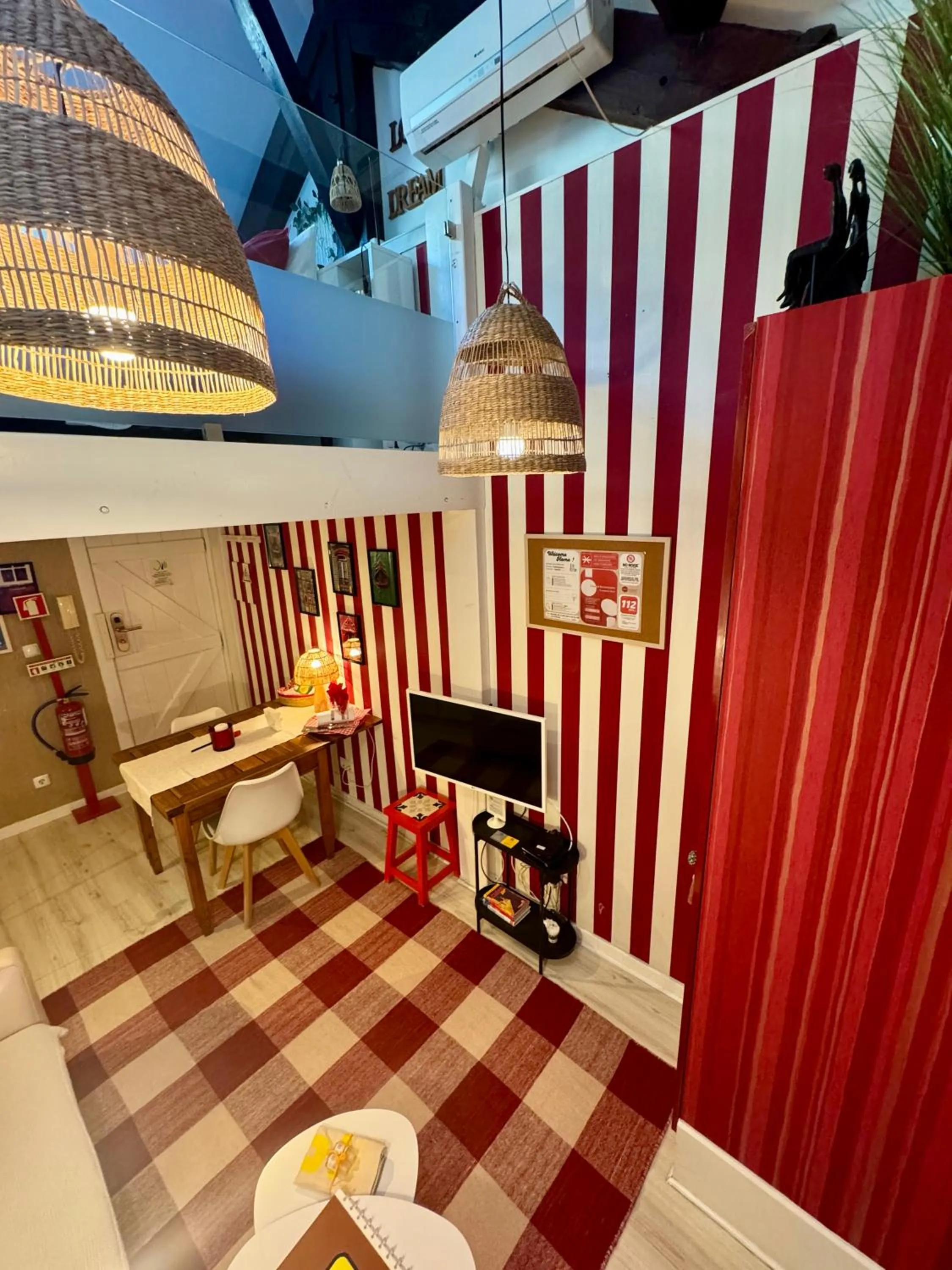 Dining area in Studios with Mezzanine Rua da Moeda