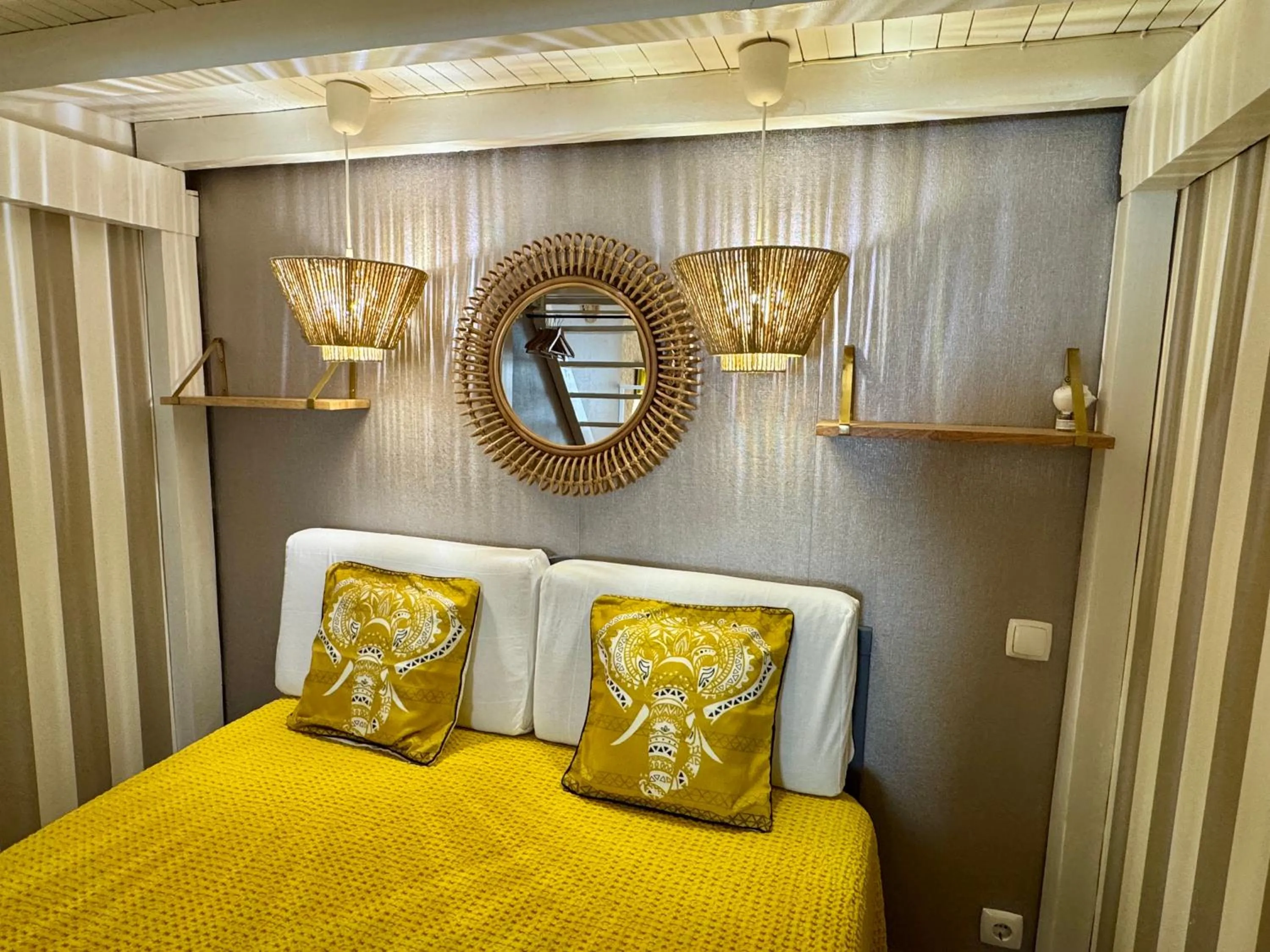 Bed in Studios with Mezzanine Rua da Moeda