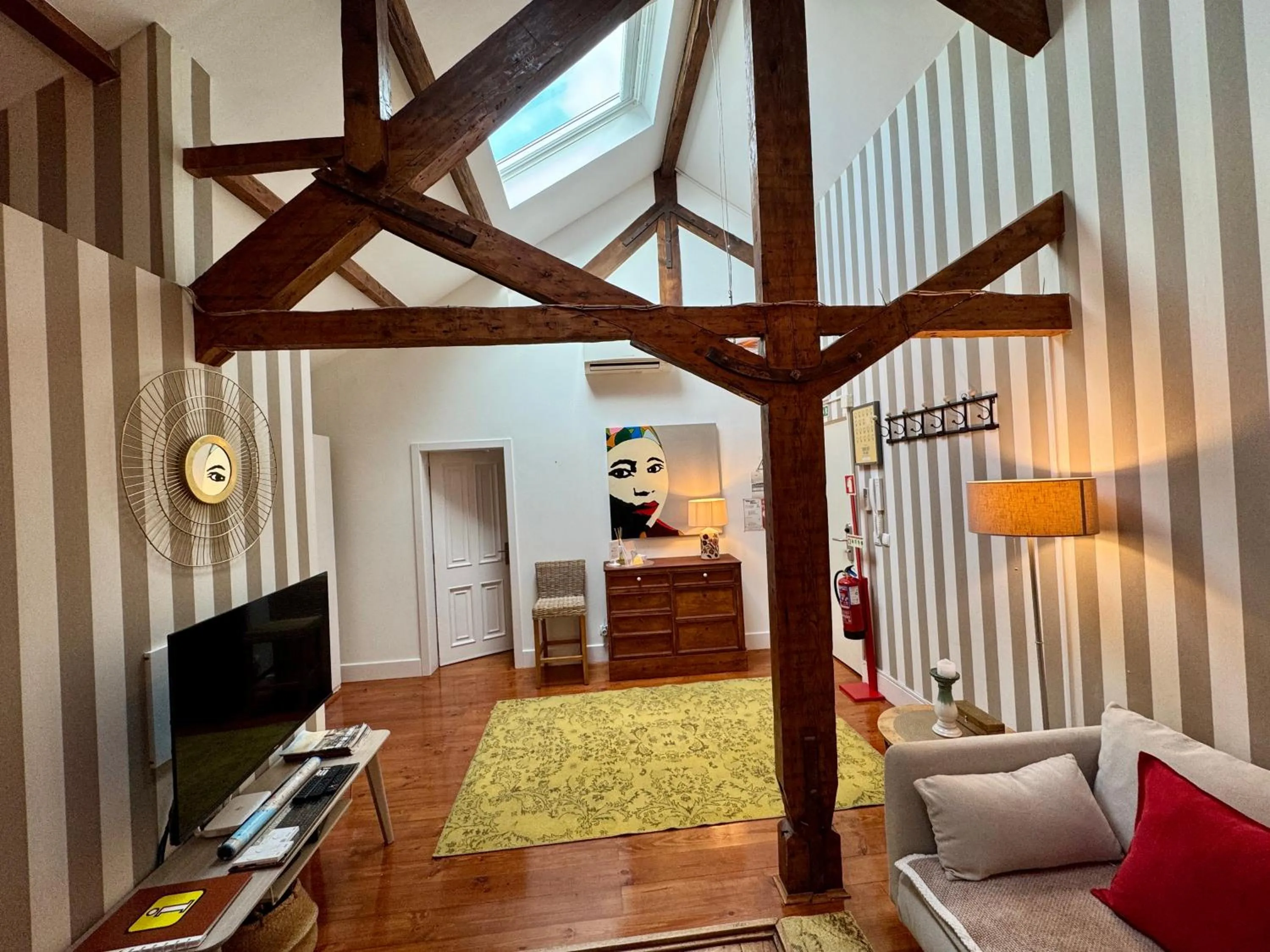 TV and multimedia in Studios with Mezzanine Rua da Moeda