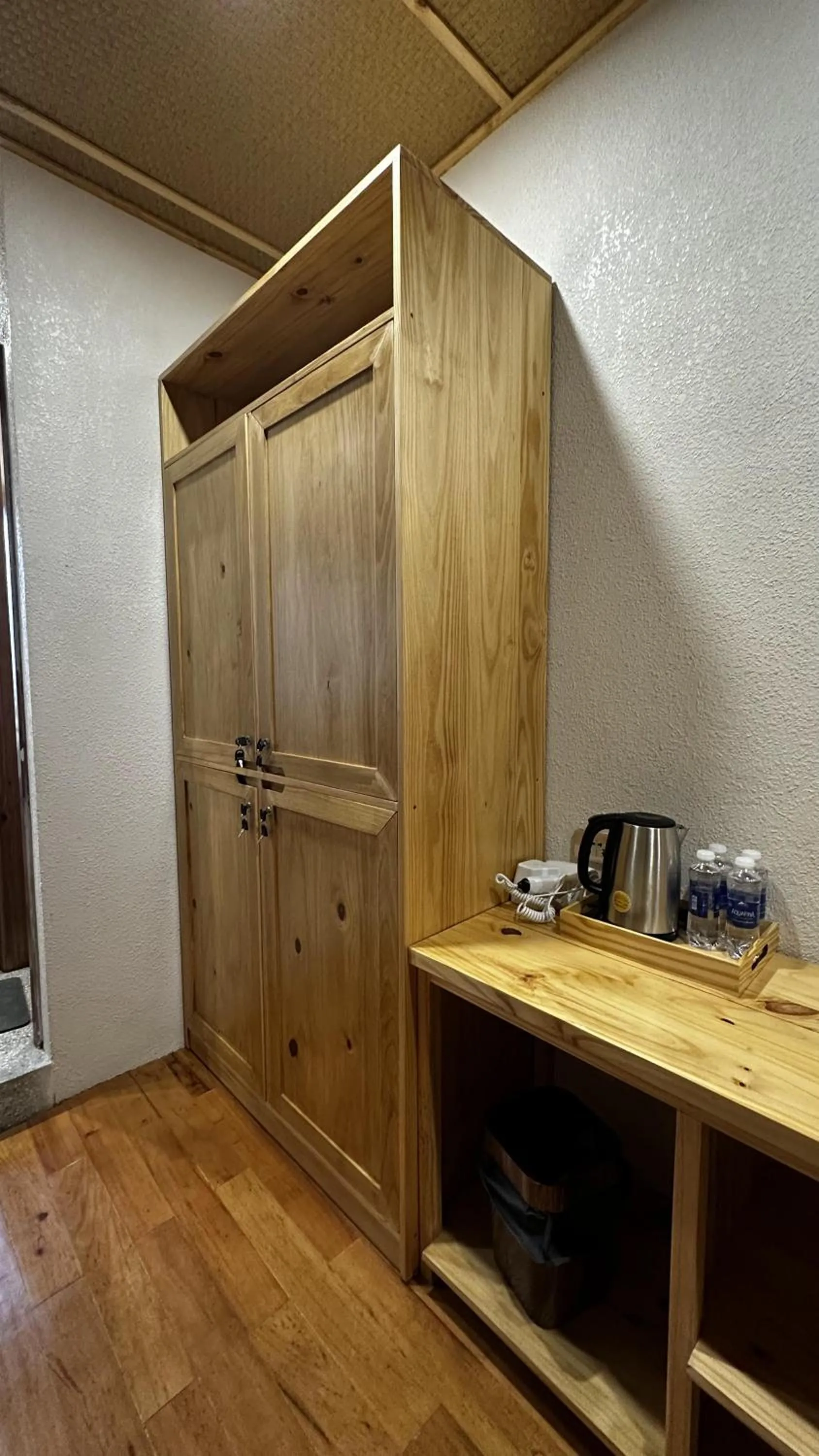 wardrobe in MăngDiang Boutique Hotel