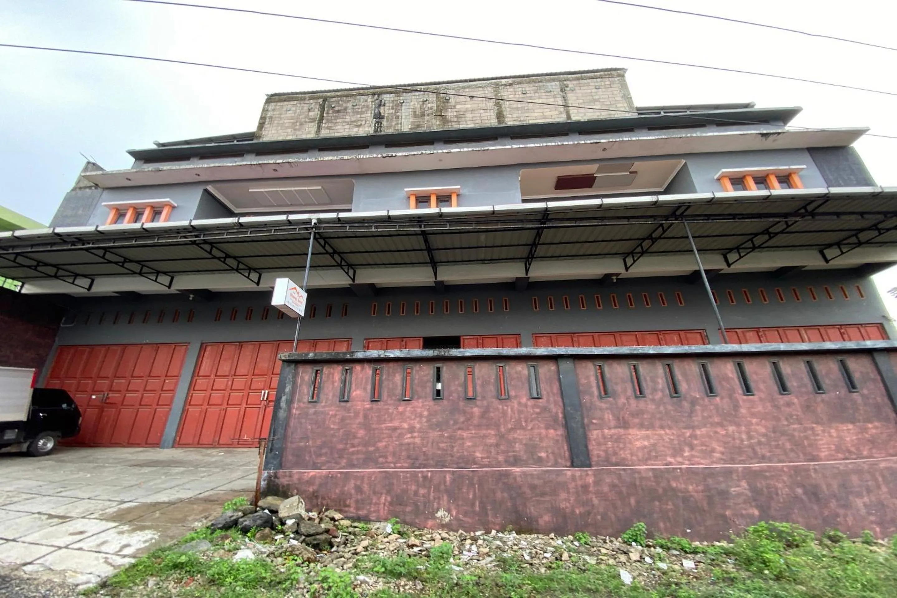 Facade/entrance in Hotel O Kost Nian Syariah Near SPBU Pertamina 74.91657 Mattirotasi Sidrap