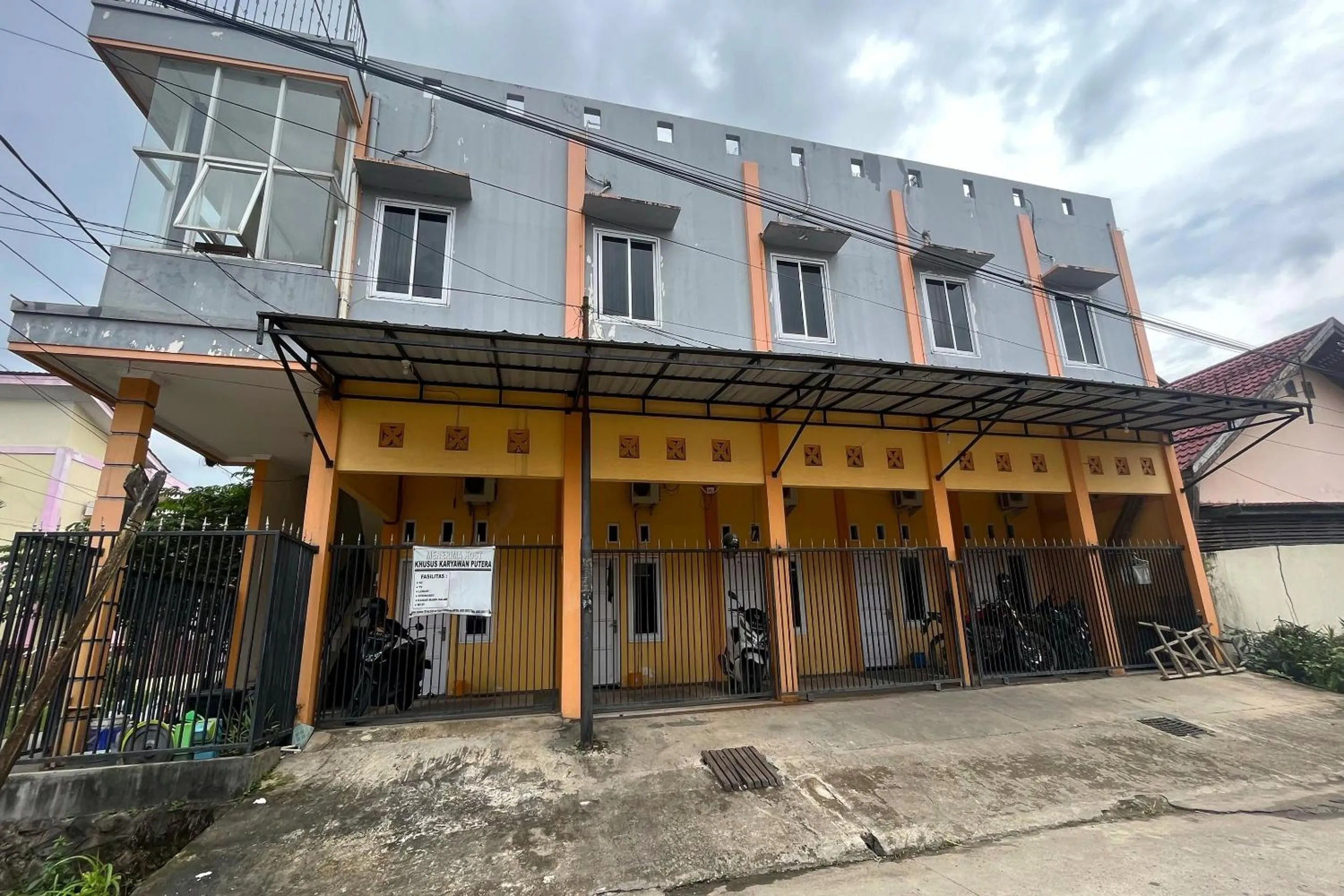 Facade/entrance in Hotel O Guest House Zidan 21