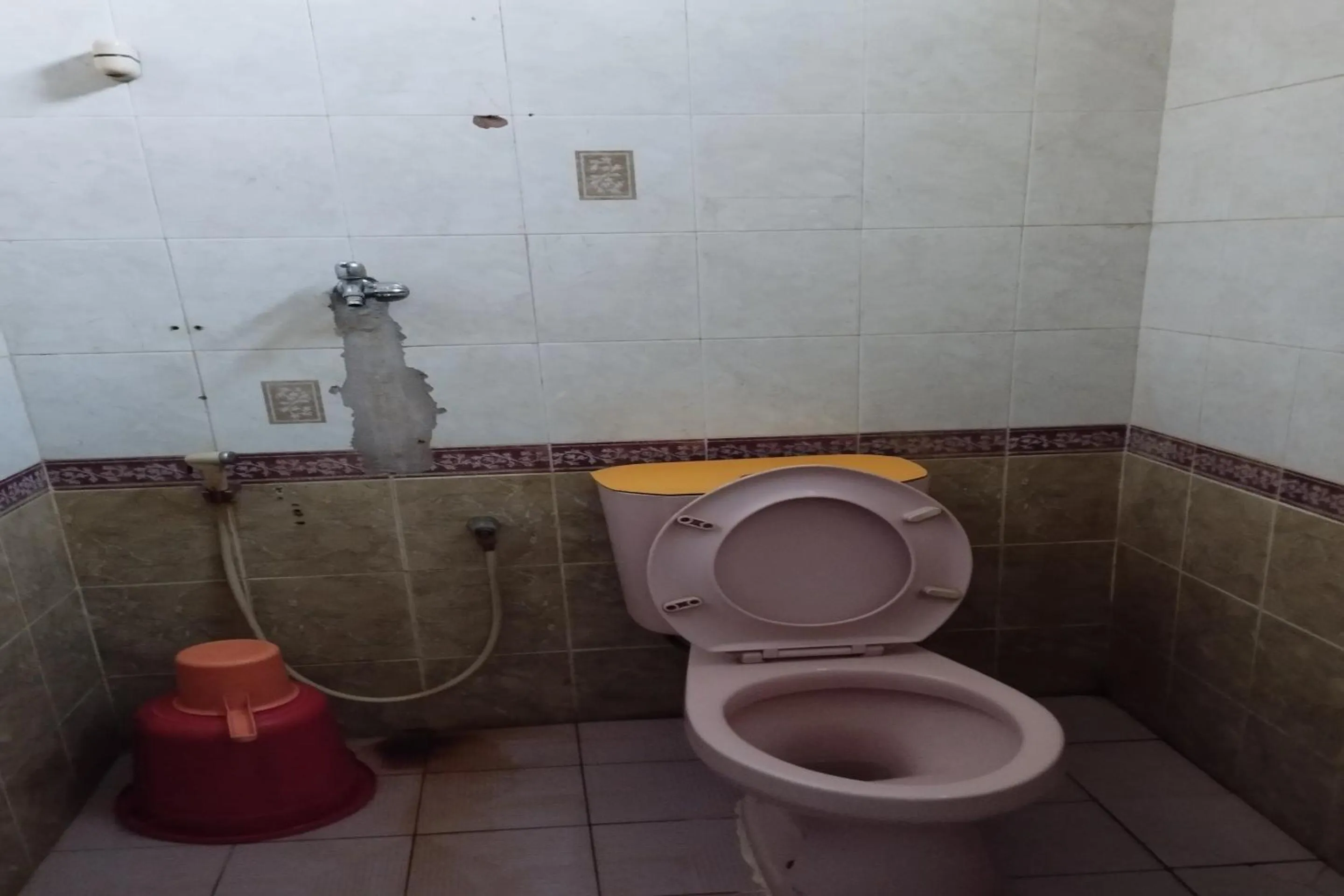 Bathroom in Hotel O Losmen Karunia Katingan Near Kantor Sekretariat PPK Katingan Kuala