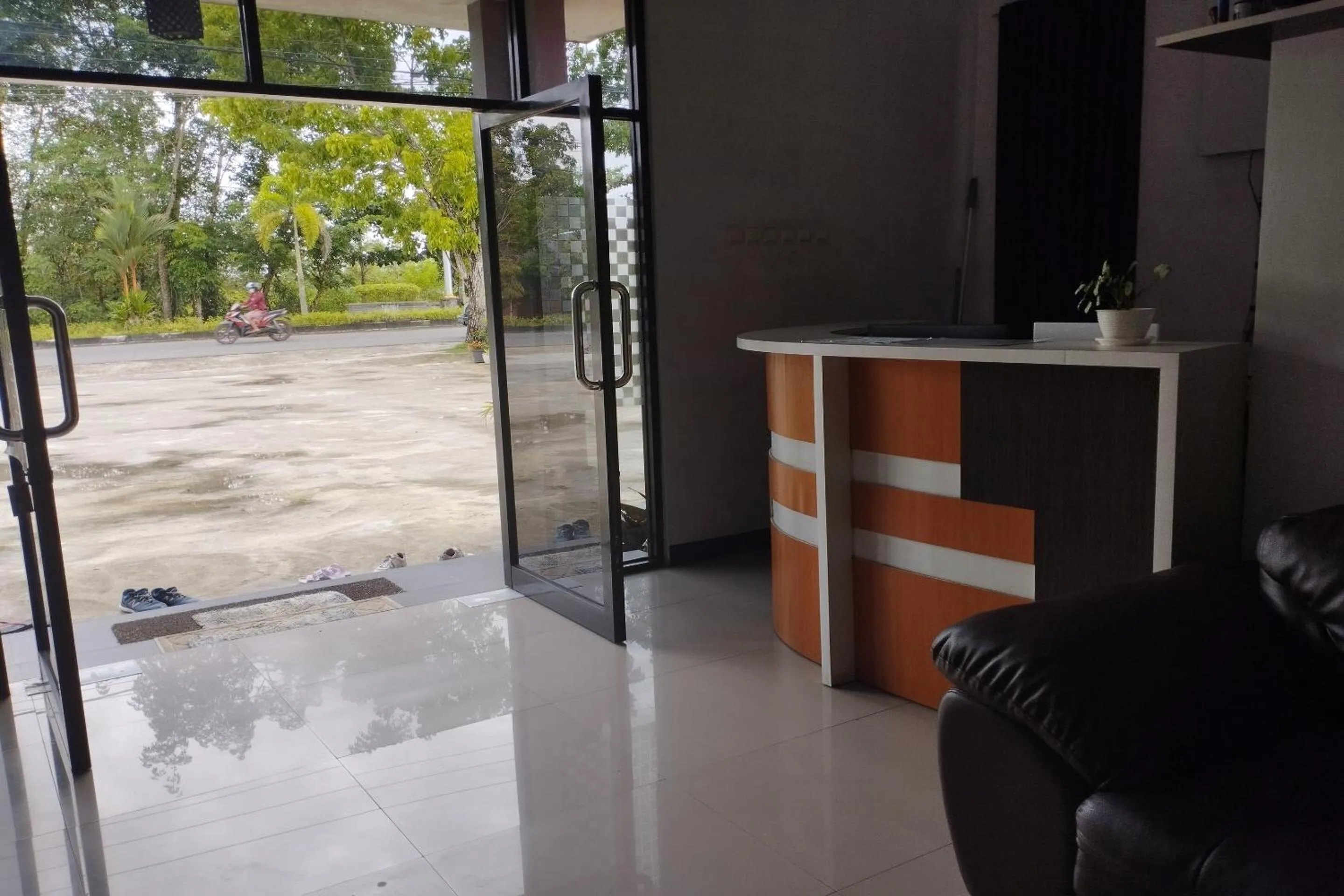 Lobby or reception in Hotel O Losmen Karunia Katingan Near Kantor Sekretariat PPK Katingan Kuala