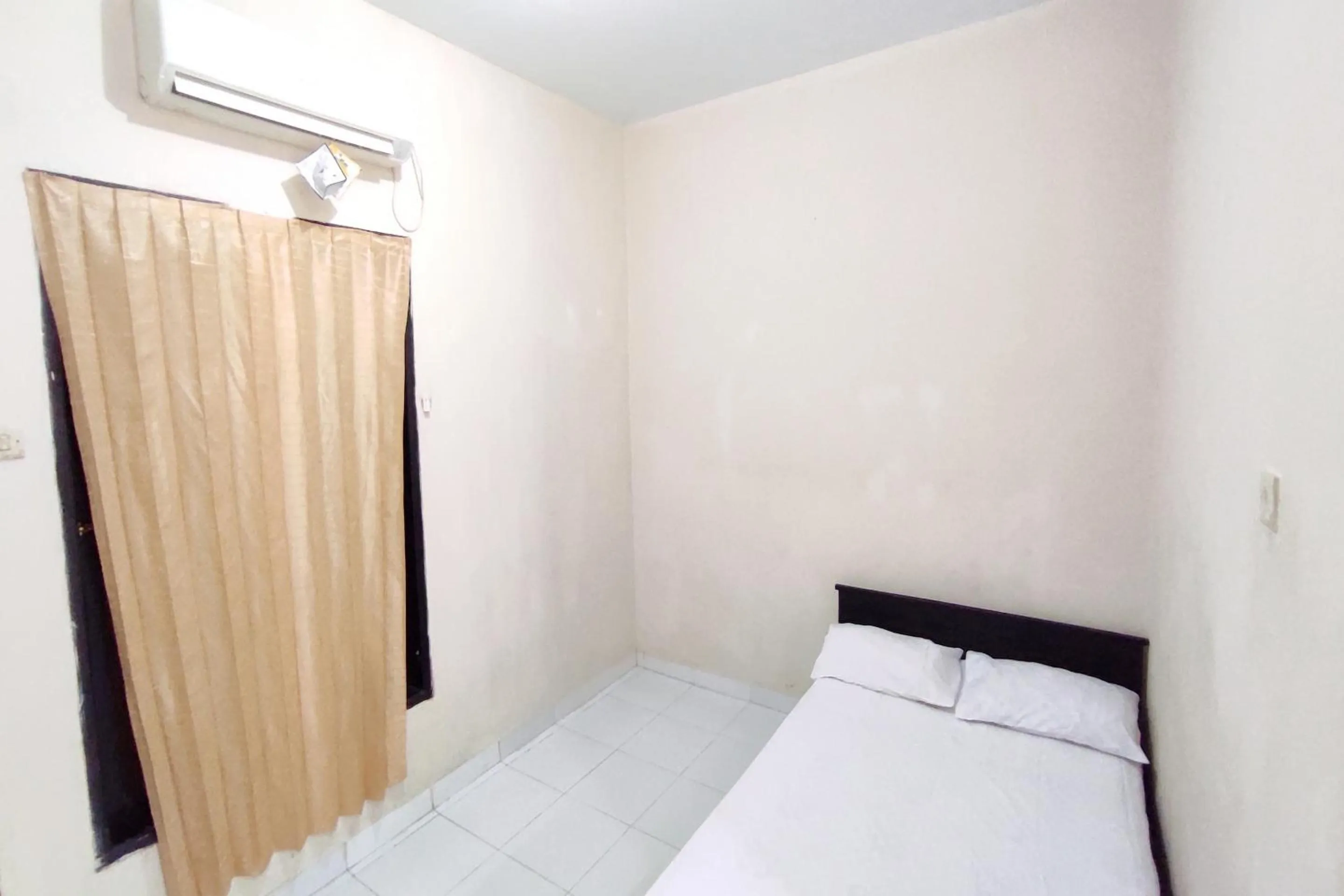 Bedroom, Bed in Hotel O Pondok Almirah