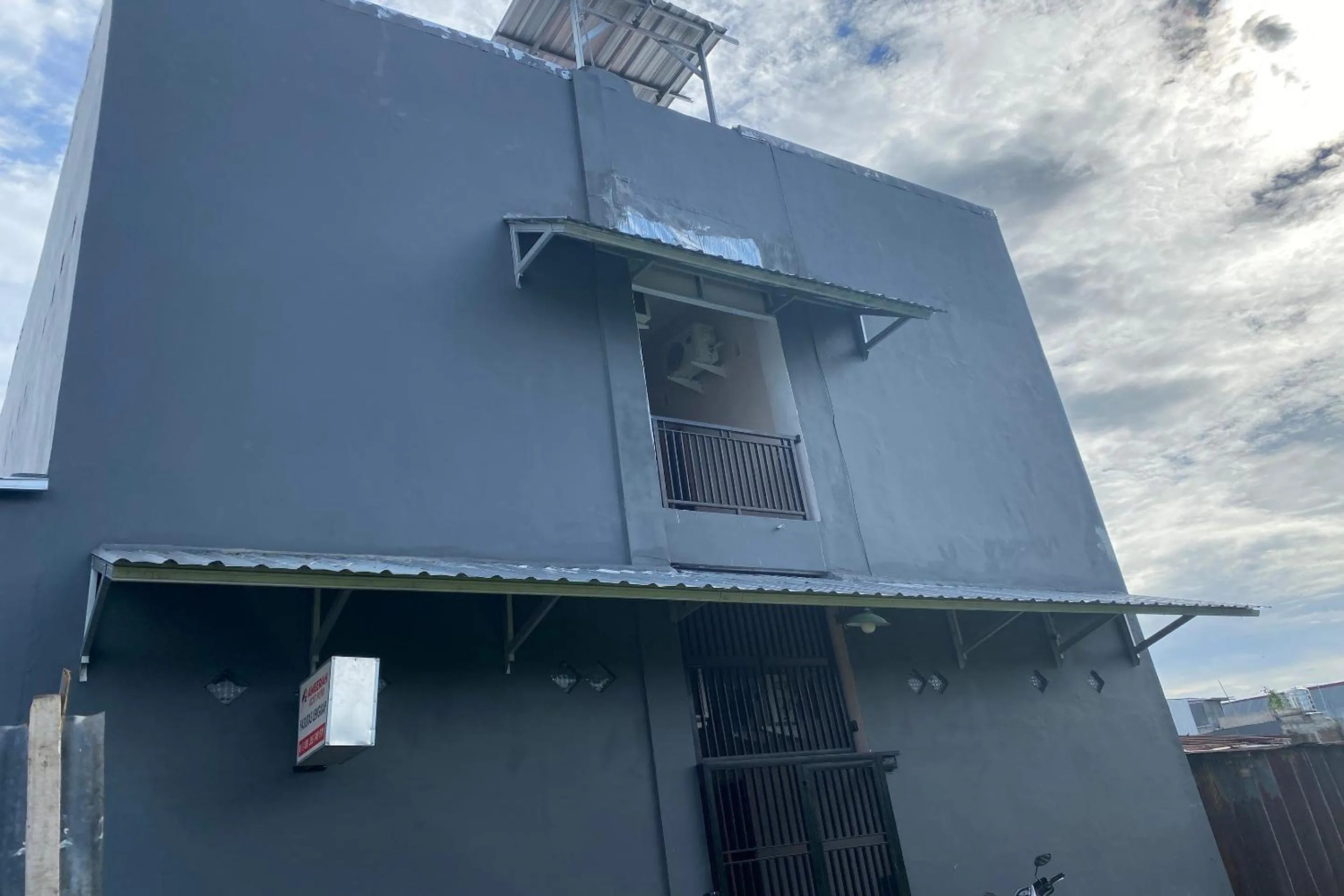 Facade/entrance in Hotel O Pondok Almirah