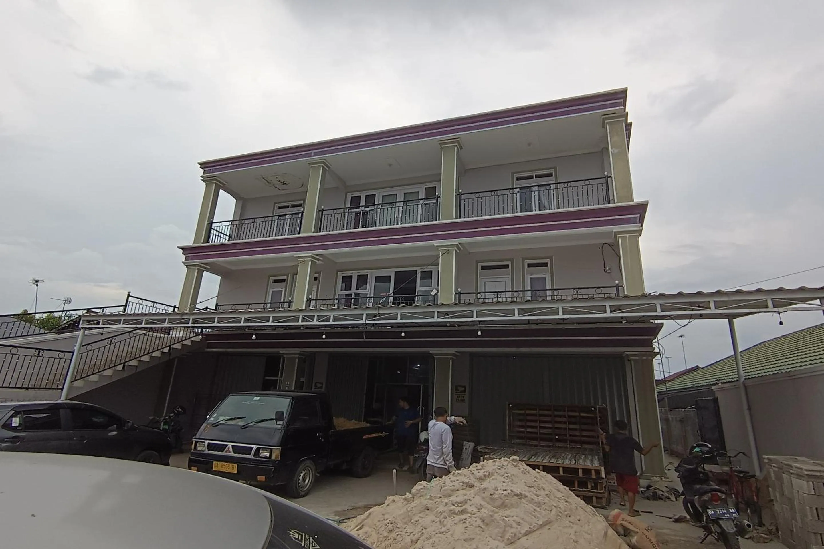Facade/entrance in Hotel O Wisma Haji BunbunNearYani Heahlerr