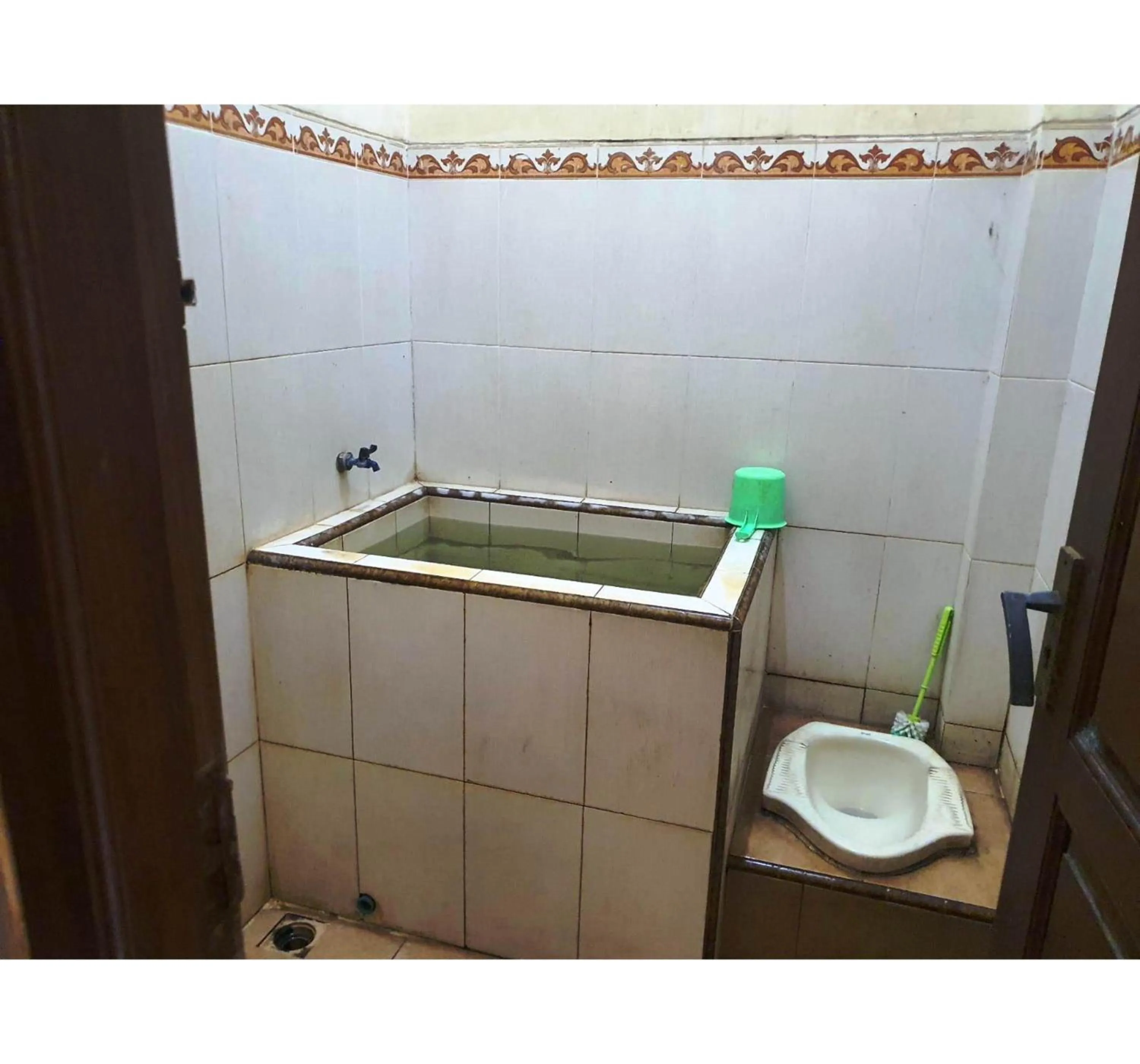 Bathroom in Hotel O Homestay Puri Indah SyariahNearBandara Internasional Juanda
