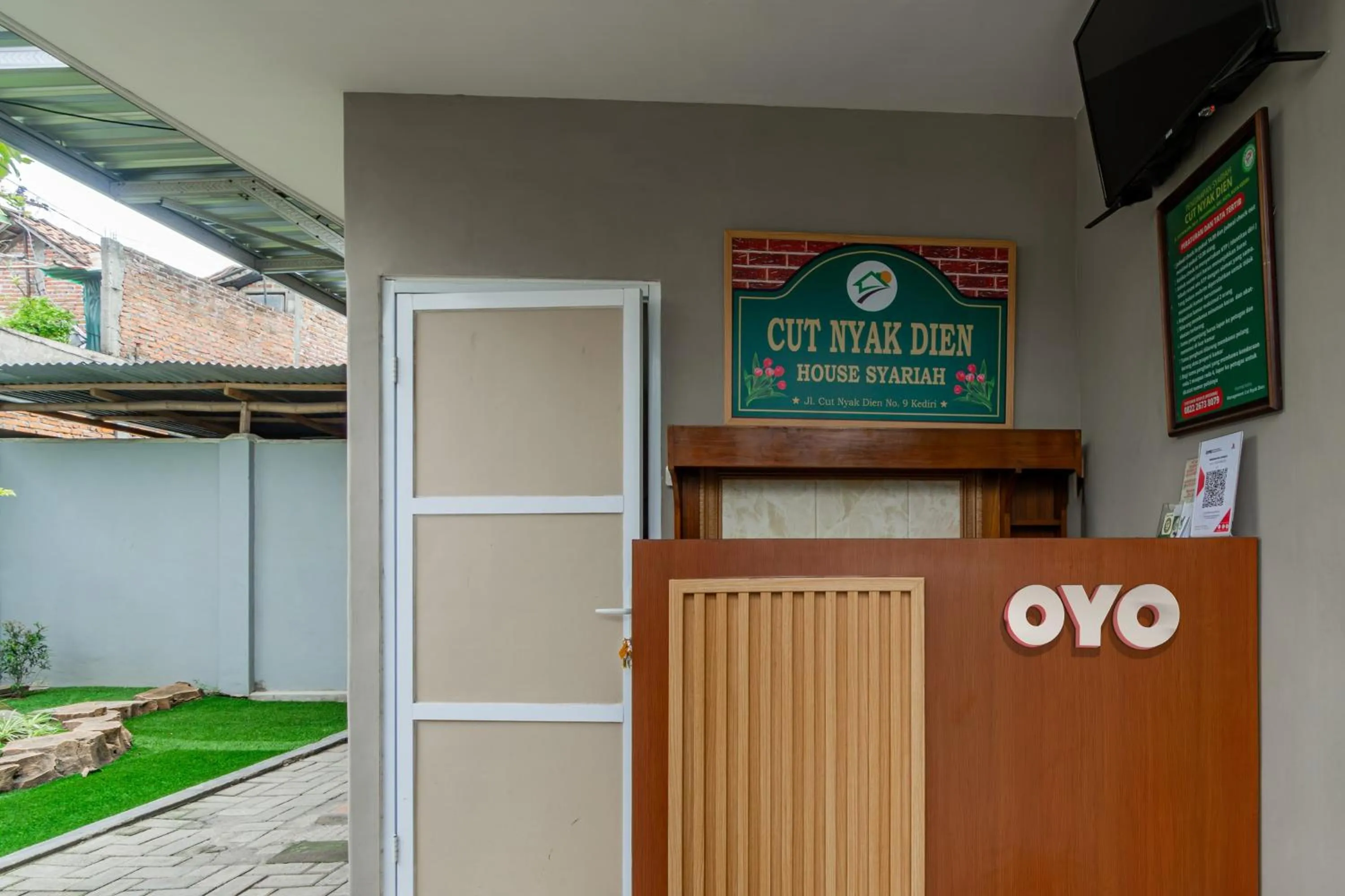 Lobby or reception in OYO 93526 Homely Syariah